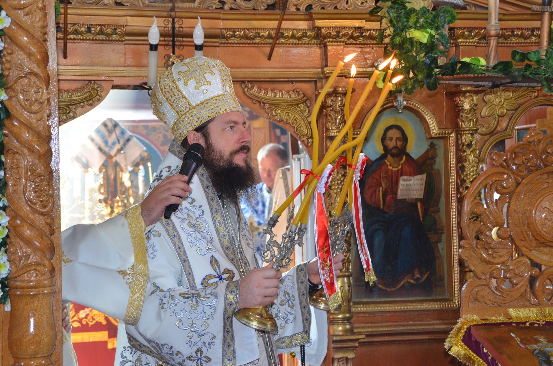 Slujire arhierească la Negostina: răspunsurile liturgice au fost date în limba română şi în limba ucraineană