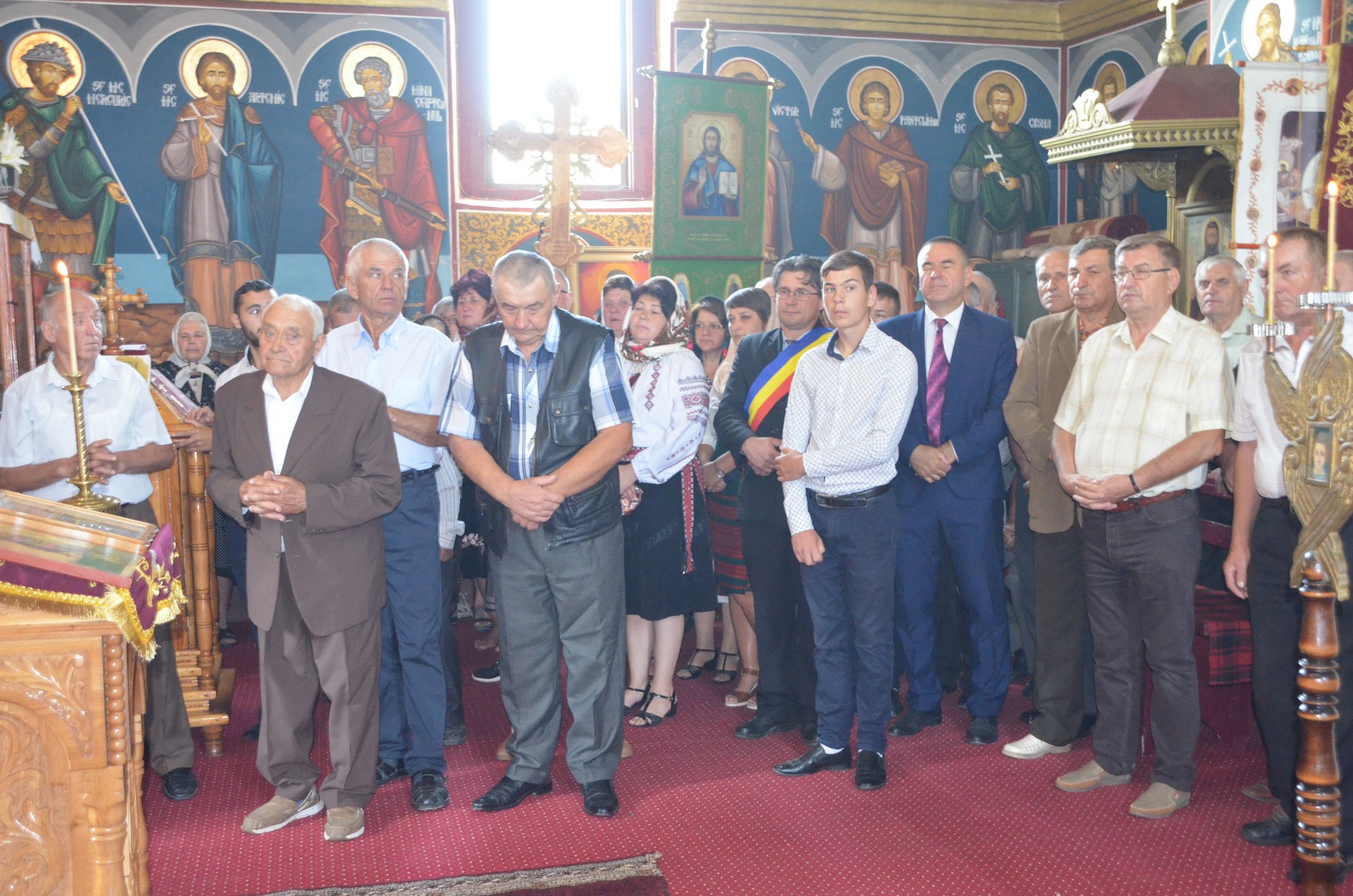 Slujire arhierească la Negostina: răspunsurile liturgice au fost date în limba română şi în limba ucraineană