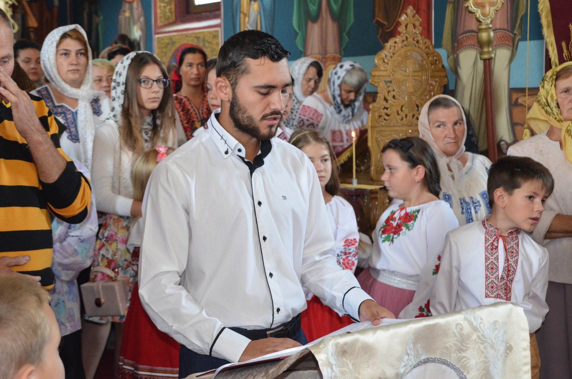 Slujire arhierească la Negostina: răspunsurile liturgice au fost date în limba română şi în limba ucraineană