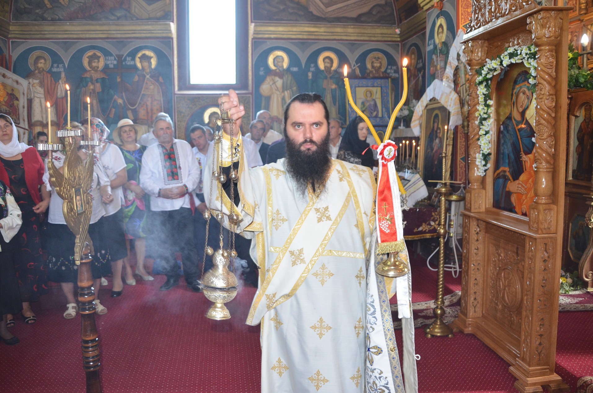 Slujire arhierească la Negostina: răspunsurile liturgice au fost date în limba română şi în limba ucraineană