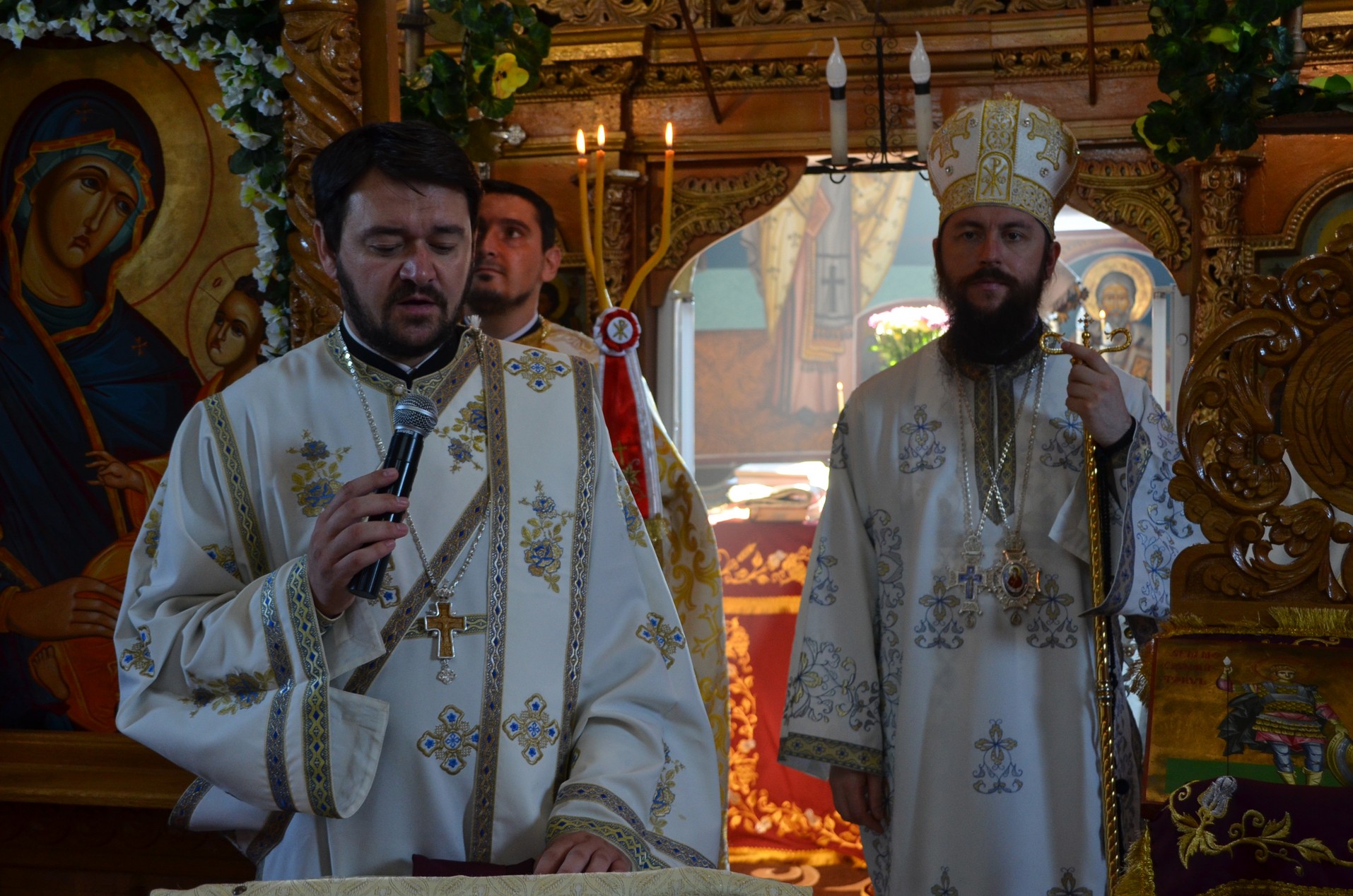 Slujire arhierească la Negostina: răspunsurile liturgice au fost date în limba română şi în limba ucraineană