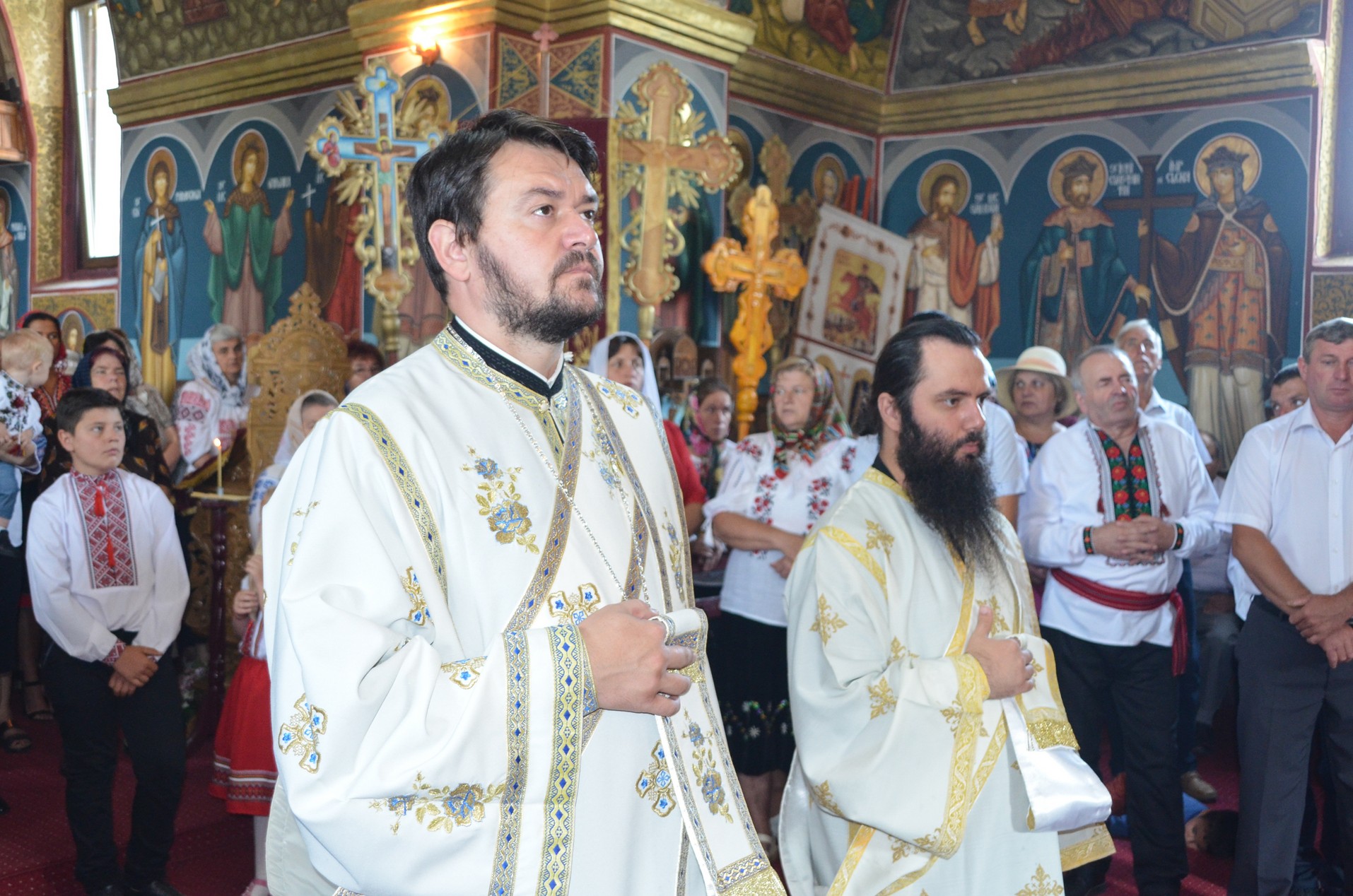 Slujire arhierească la Negostina: răspunsurile liturgice au fost date în limba română şi în limba ucraineană