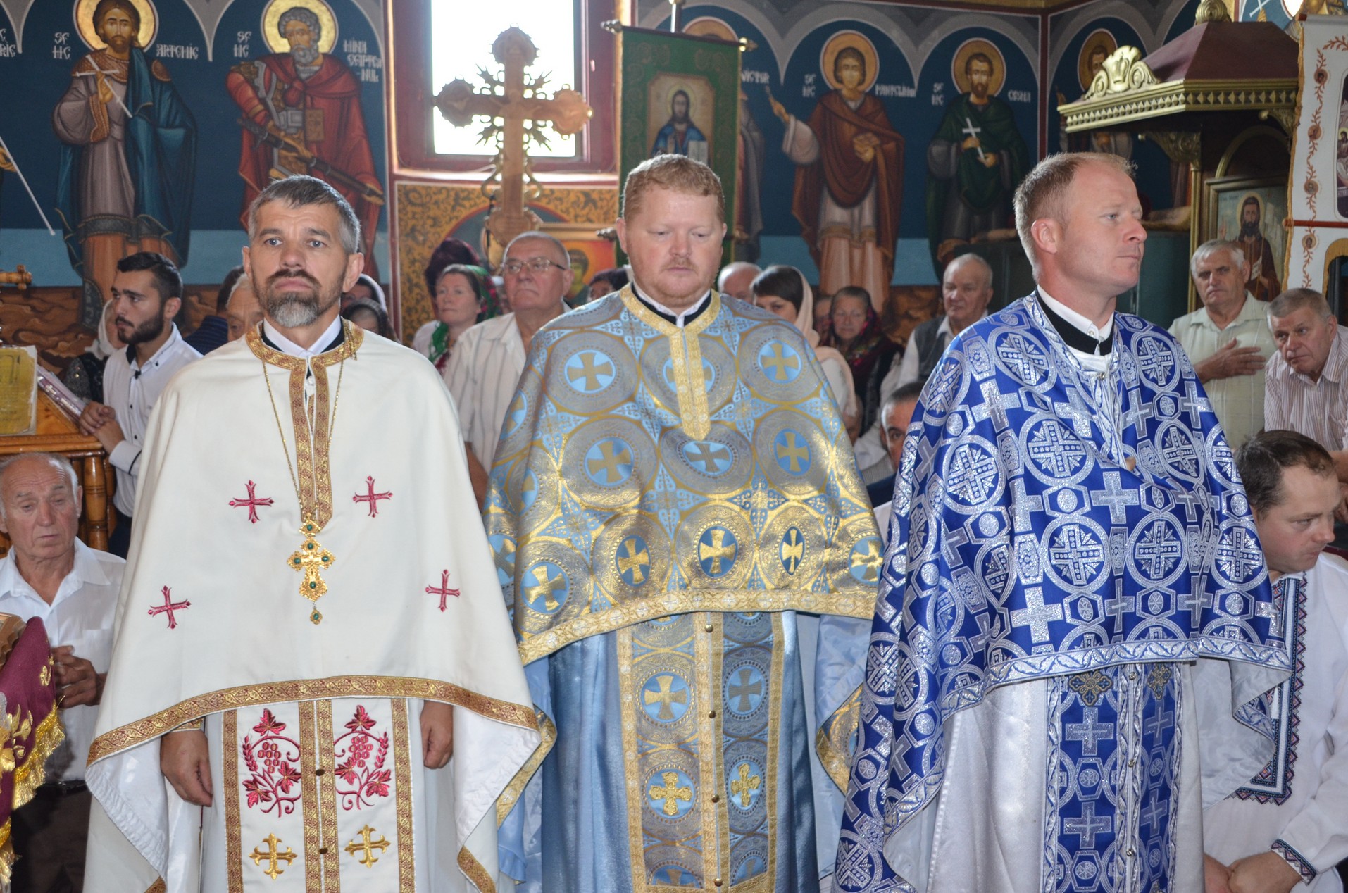 Slujire arhierească la Negostina: răspunsurile liturgice au fost date în limba română şi în limba ucraineană