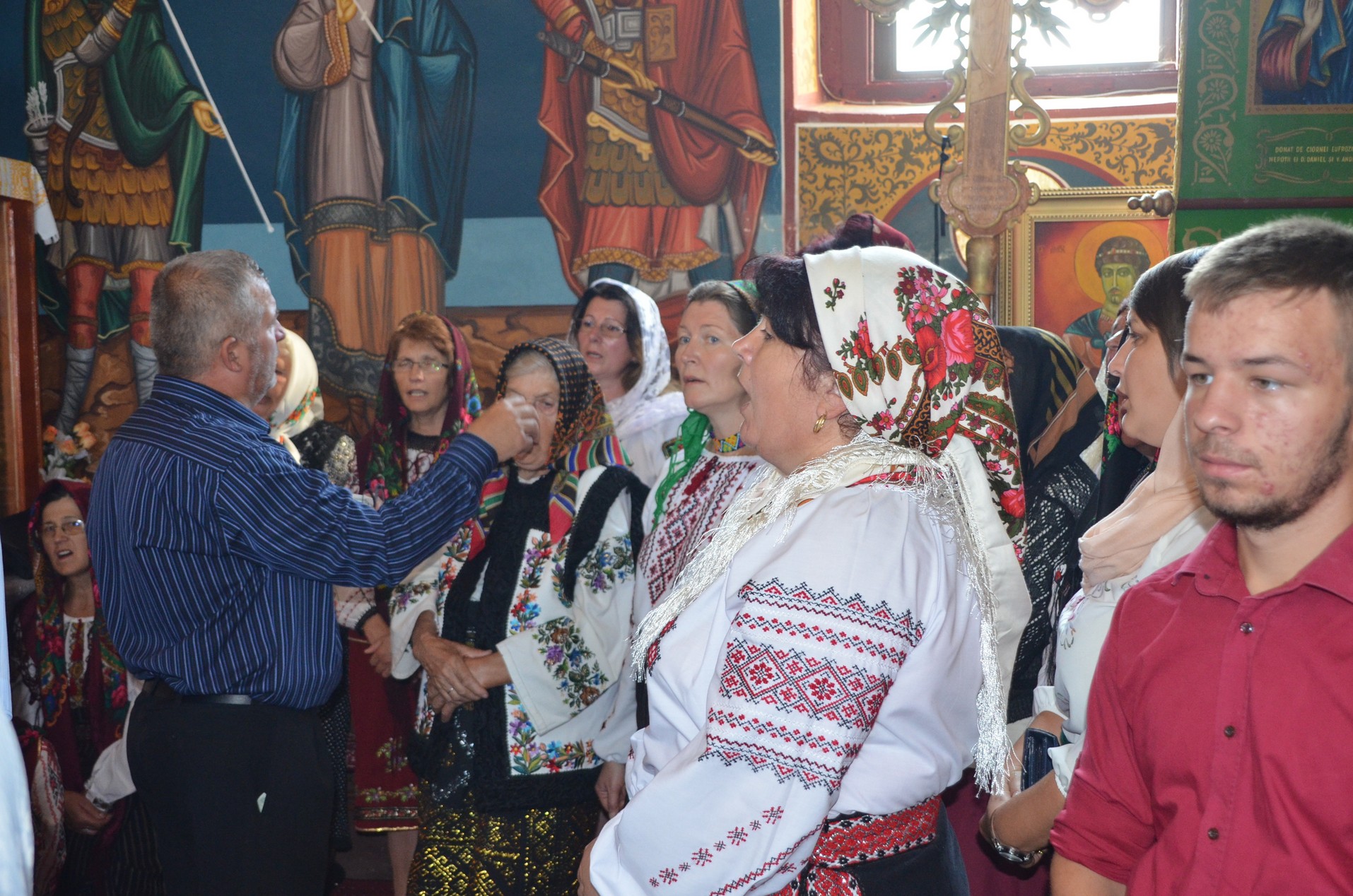 Slujire arhierească la Negostina: răspunsurile liturgice au fost date în limba română şi în limba ucraineană