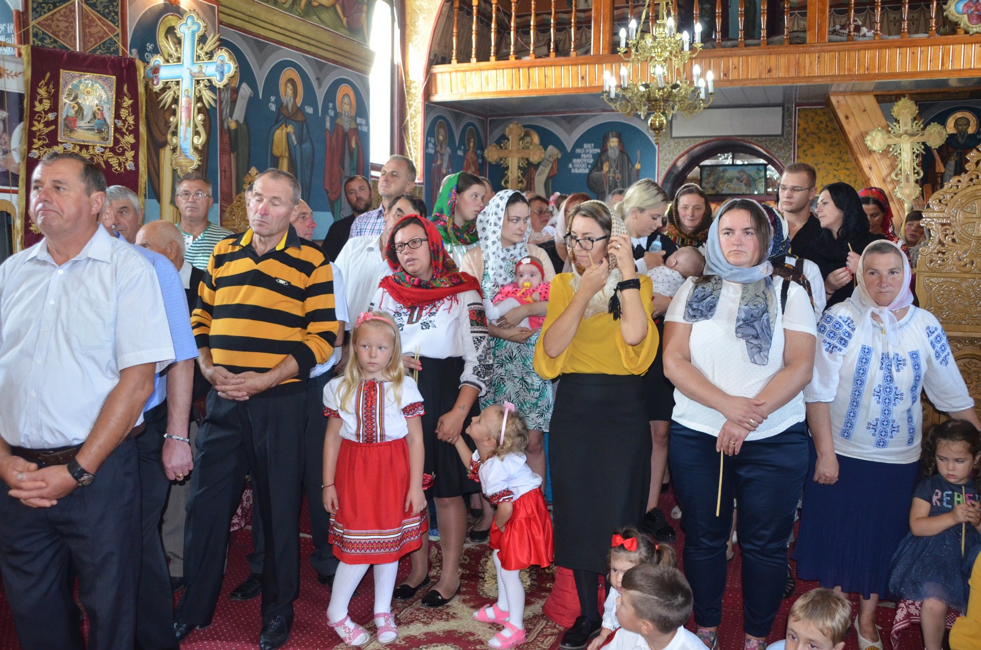 Slujire arhierească la Negostina: răspunsurile liturgice au fost date în limba română şi în limba ucraineană