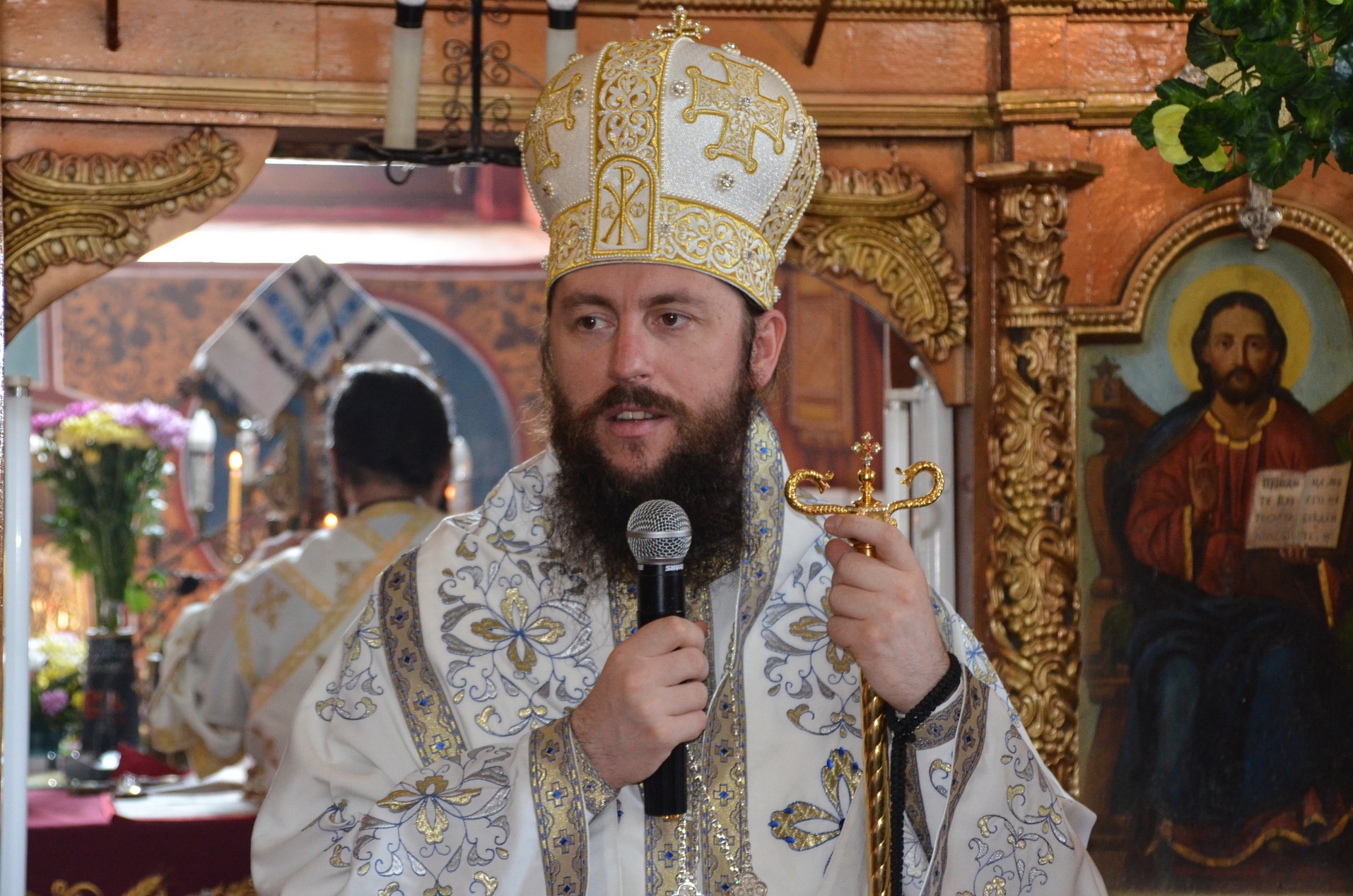 Slujire arhierească la Negostina: răspunsurile liturgice au fost date în limba română şi în limba ucraineană