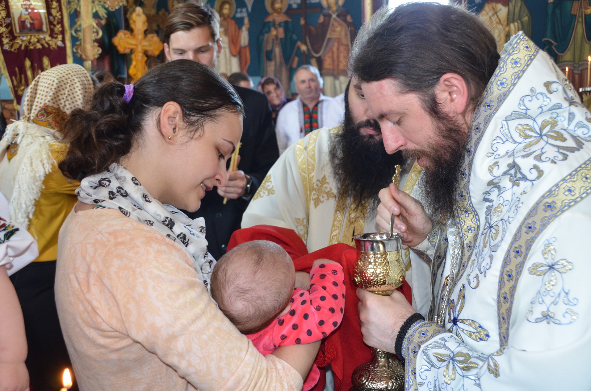 Slujire arhierească la Negostina: răspunsurile liturgice au fost date în limba română şi în limba ucraineană