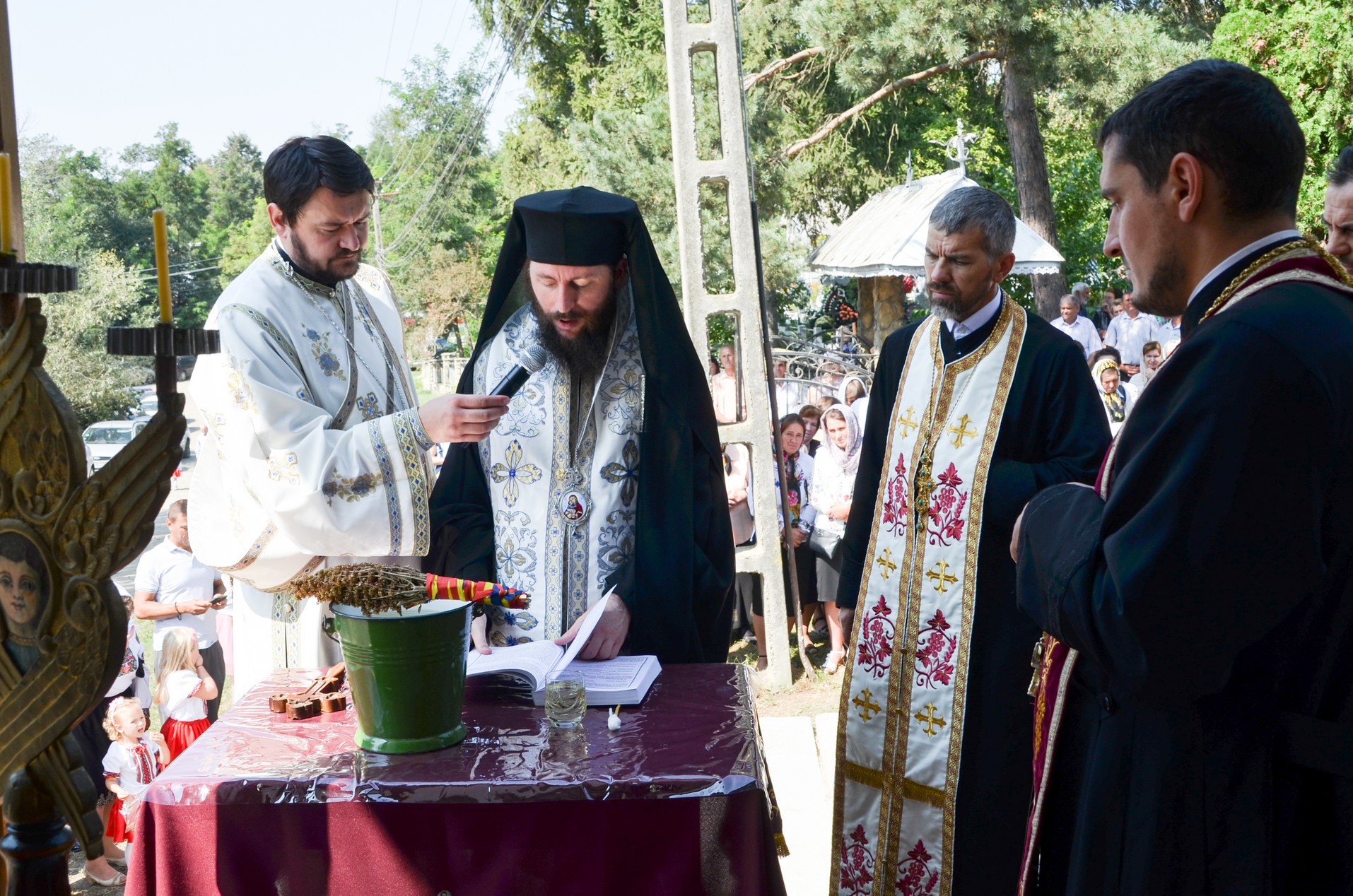 Slujire arhierească la Negostina: răspunsurile liturgice au fost date în limba română şi în limba ucraineană