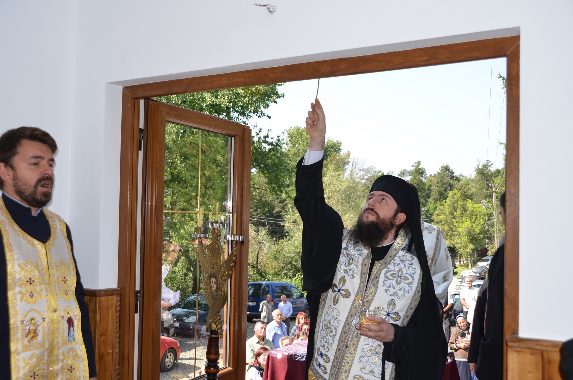 Slujire arhierească la Negostina: răspunsurile liturgice au fost date în limba română şi în limba ucraineană