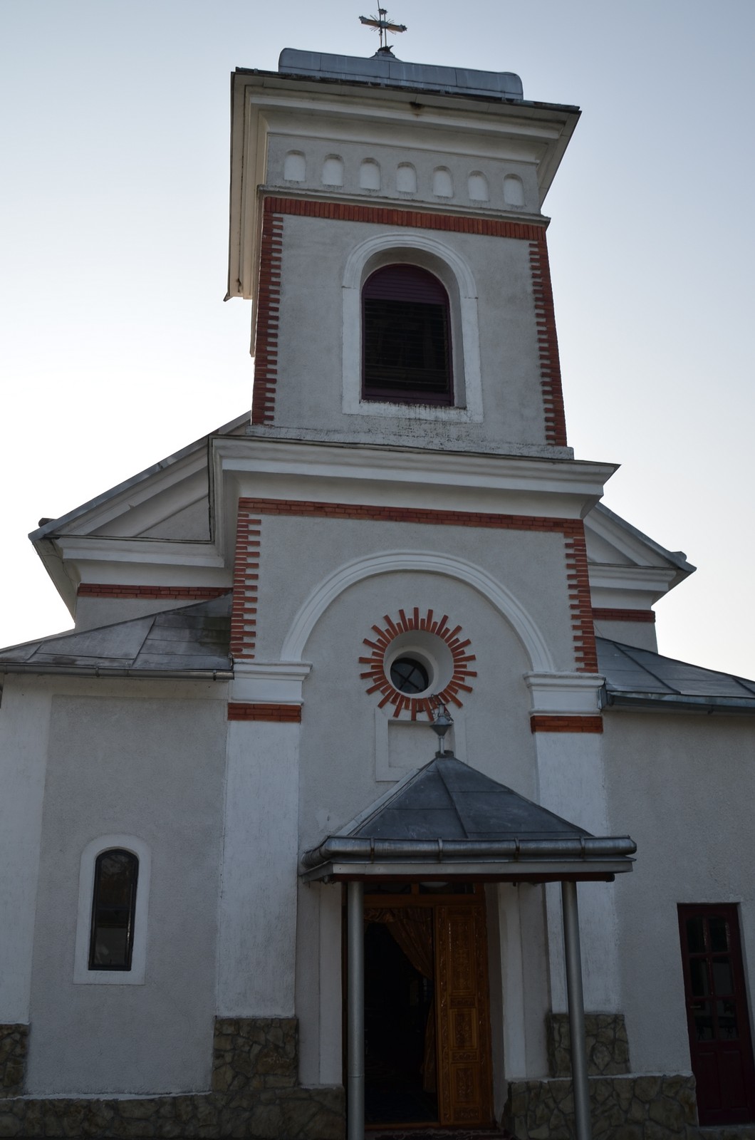 Slujire arhierească la Negostina: răspunsurile liturgice au fost date în limba română şi în limba ucraineană