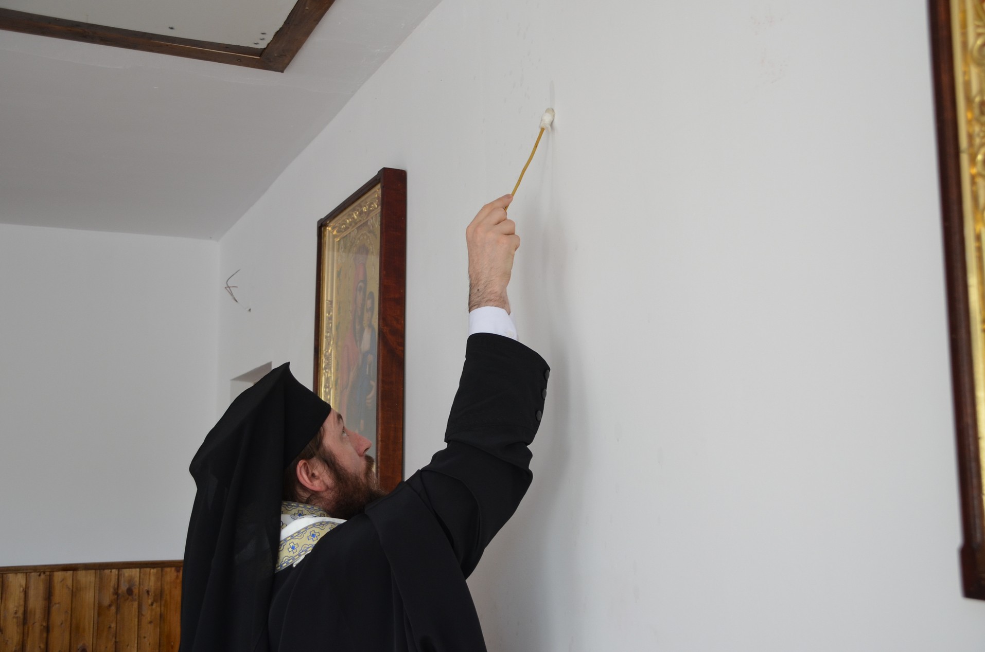 Slujire arhierească la Negostina: răspunsurile liturgice au fost date în limba română şi în limba ucraineană