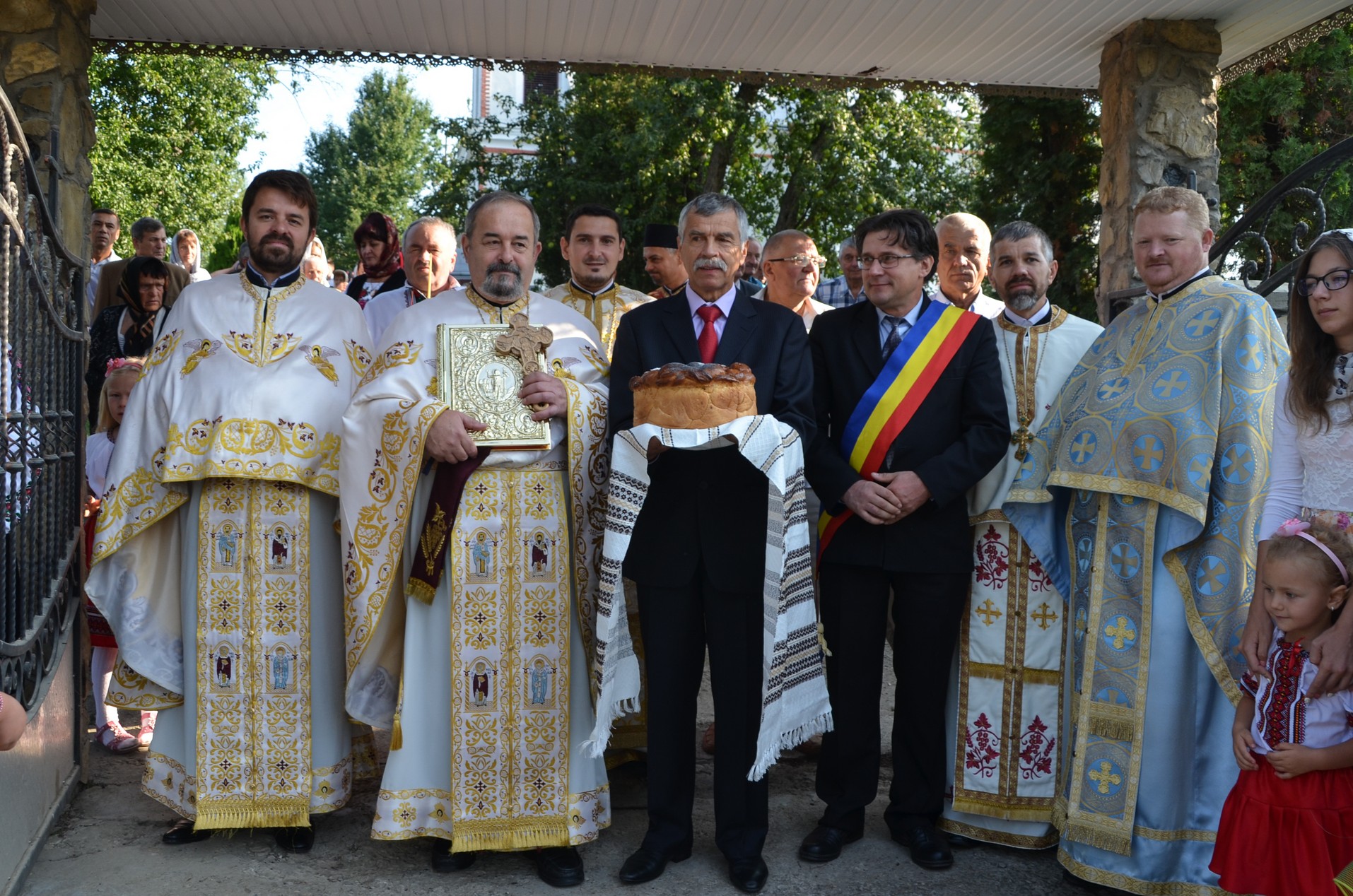 Slujire arhierească la Negostina: răspunsurile liturgice au fost date în limba română şi în limba ucraineană