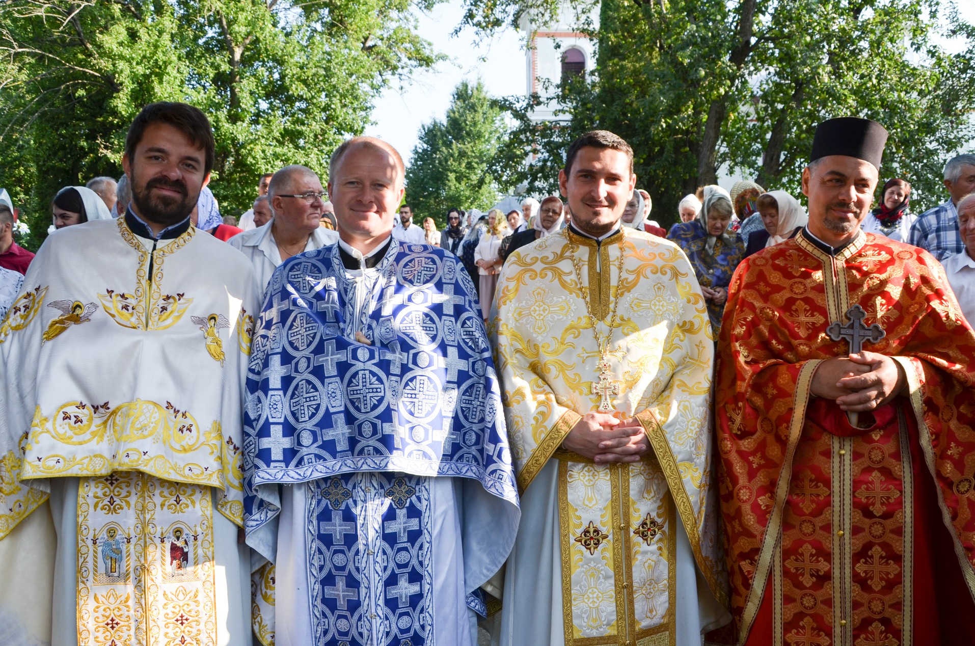 Slujire arhierească la Negostina: răspunsurile liturgice au fost date în limba română şi în limba ucraineană