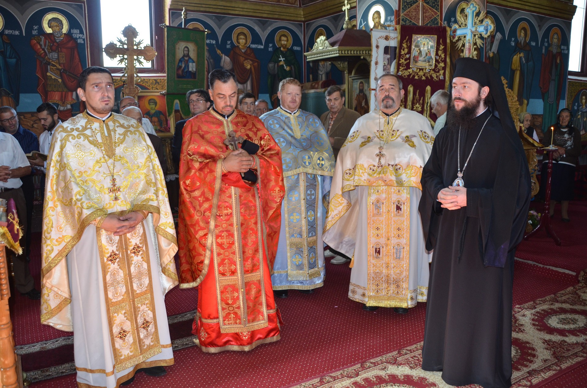 Slujire arhierească la Negostina: răspunsurile liturgice au fost date în limba română şi în limba ucraineană