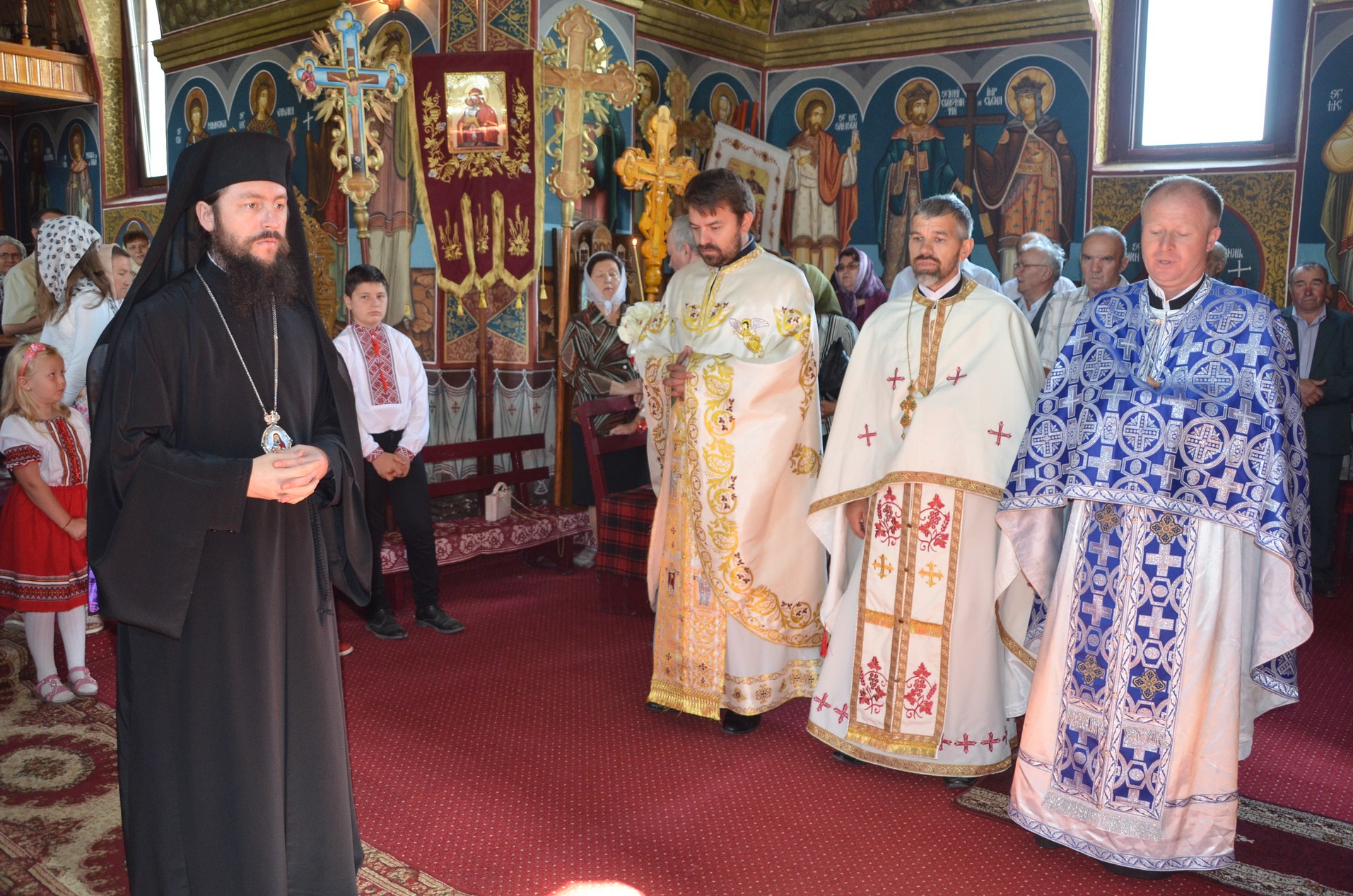 Slujire arhierească la Negostina: răspunsurile liturgice au fost date în limba română şi în limba ucraineană