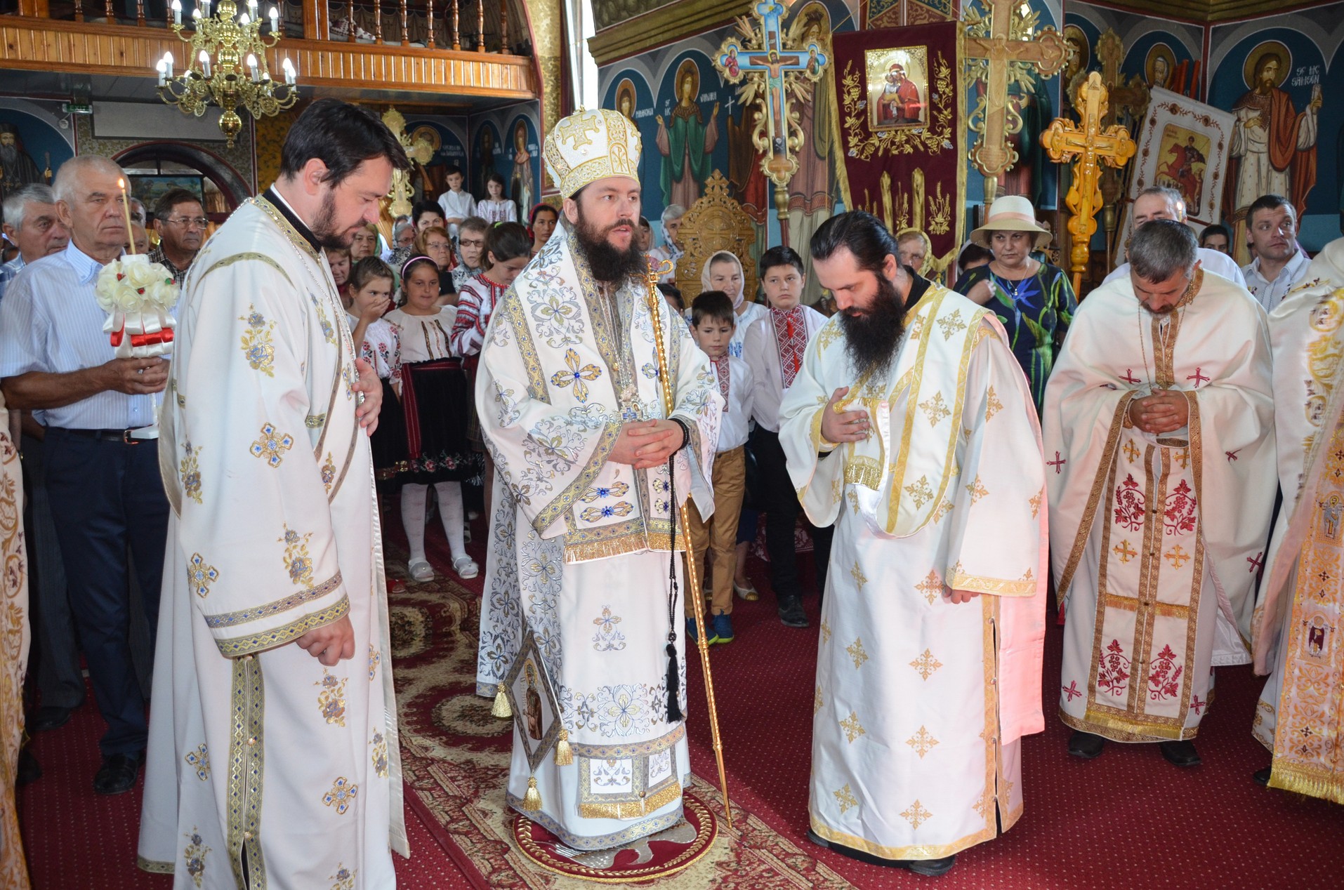 Slujire arhierească la Negostina: răspunsurile liturgice au fost date în limba română şi în limba ucraineană