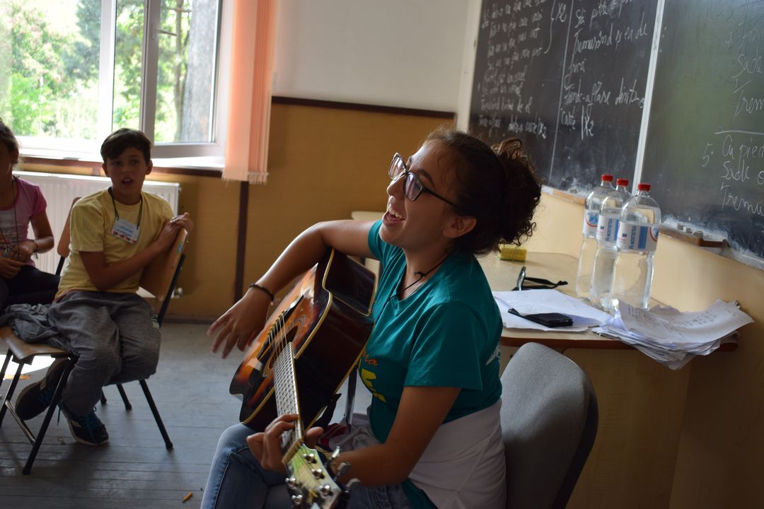 Peste 120 de copii în Tabăra „Copilărie și credință” din Tăcuta – PS Ignatie: „Prioritatea Bisericii este investiția spirituală în copilași și în tineri”