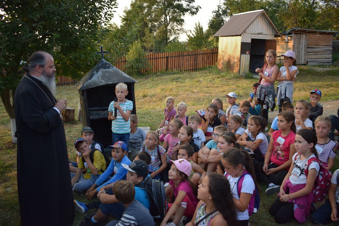 Peste 120 de copii în Tabăra „Copilărie și credință” din Tăcuta – PS Ignatie: „Prioritatea Bisericii este investiția spirituală în copilași și în tineri”