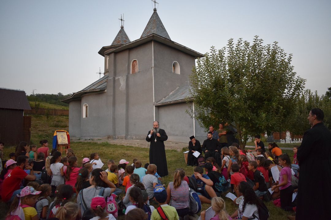 Peste 120 de copii în Tabăra „Copilărie și credință” din Tăcuta – PS Ignatie: „Prioritatea Bisericii este investiția spirituală în copilași și în tineri”