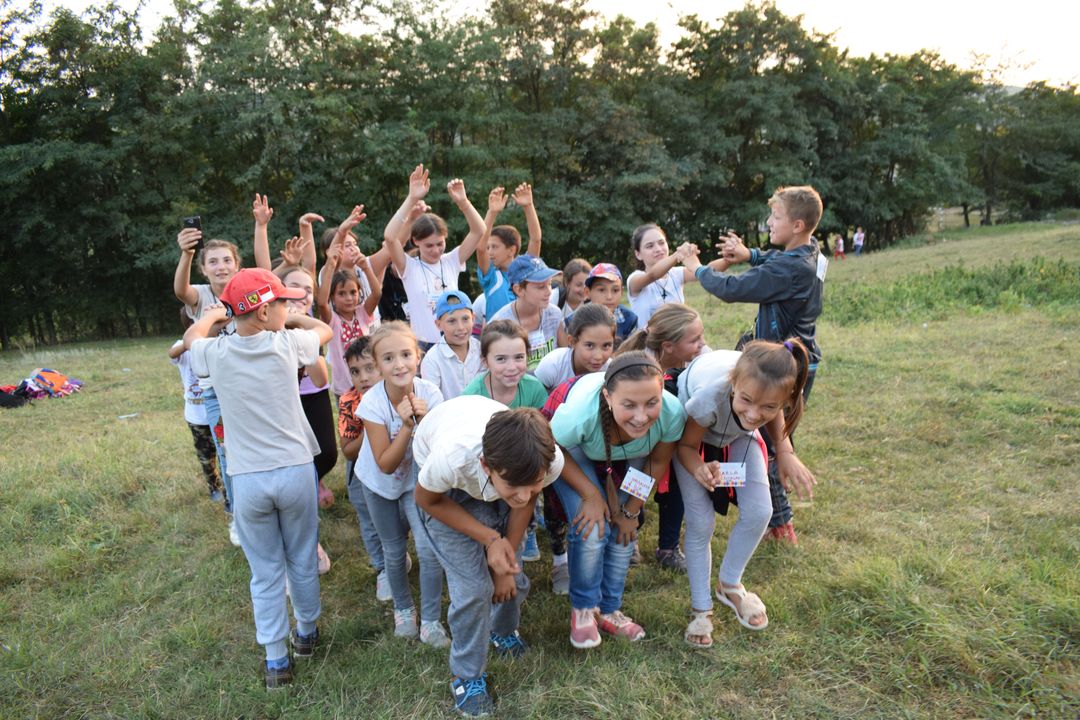 Peste 120 de copii în Tabăra „Copilărie și credință” din Tăcuta – PS Ignatie: „Prioritatea Bisericii este investiția spirituală în copilași și în tineri”