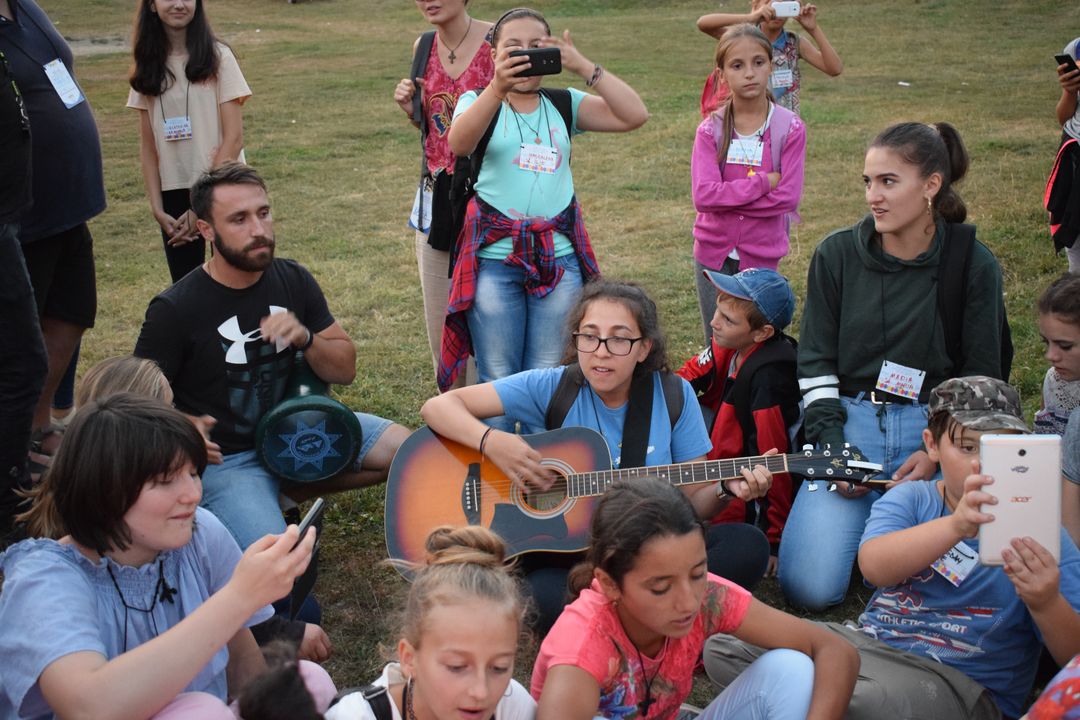 Peste 120 de copii în Tabăra „Copilărie și credință” din Tăcuta – PS Ignatie: „Prioritatea Bisericii este investiția spirituală în copilași și în tineri”