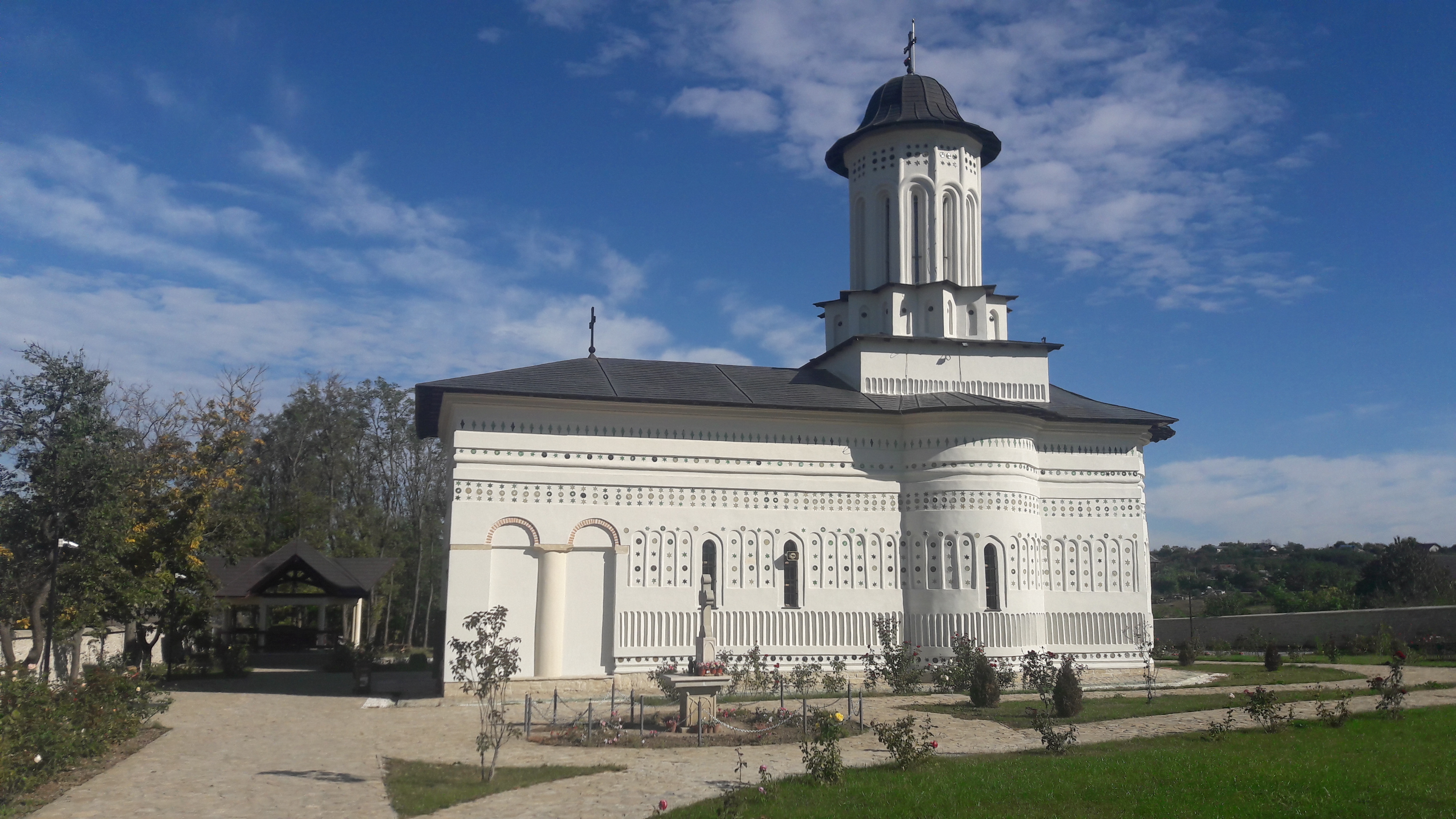 Aroneanu – „Mănăstirea din țarina Iașilor”