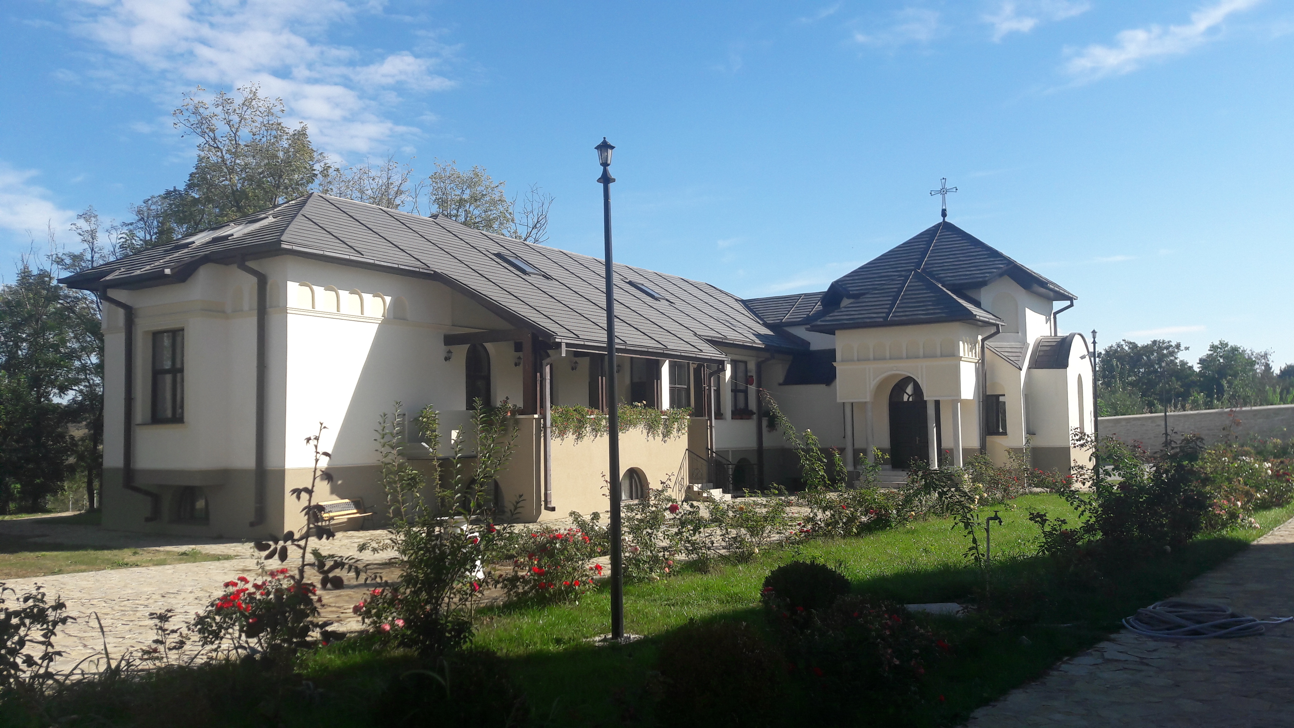 Aroneanu – „Mănăstirea din țarina Iașilor”