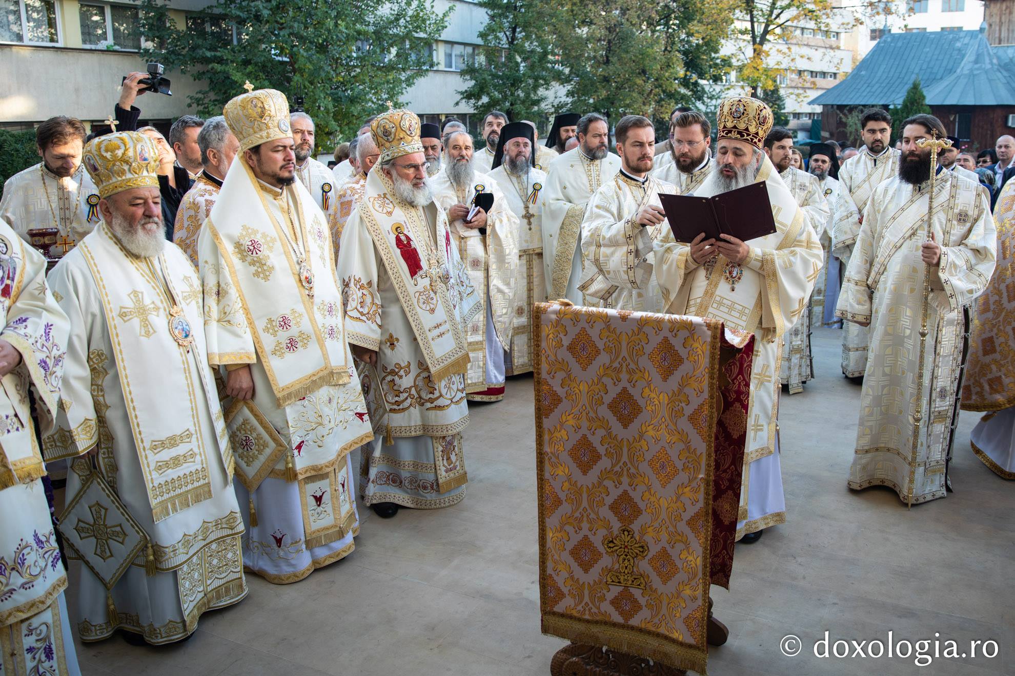 (Video) Opt ierarhi la sfințirea bisericii „Sfântul Iulian din Tars”