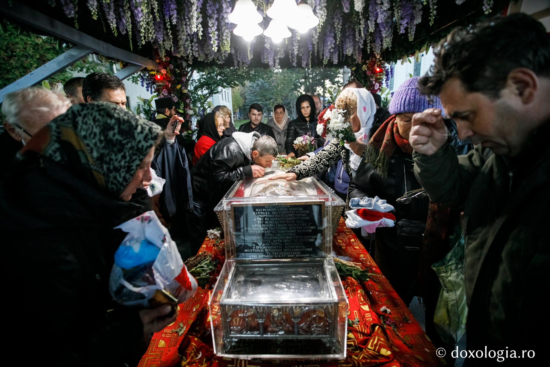 Hramul Mitropoliei Moldovei și Bucovinei la final: Moaștele Sfintei Parascheva au fost așezate în Catedrala Mitropolitană din Iași