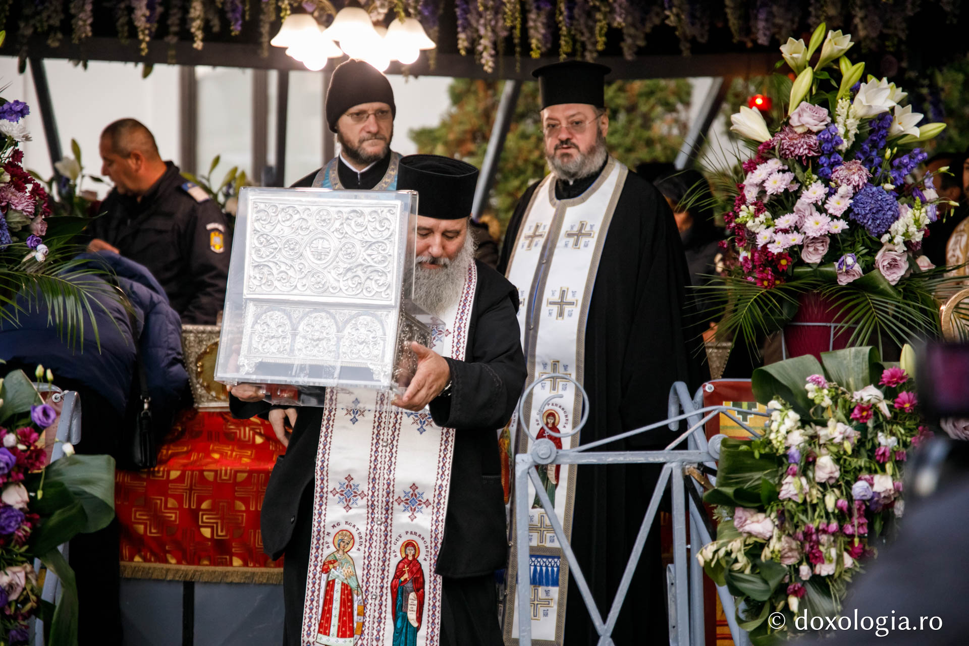 Hramul Mitropoliei Moldovei și Bucovinei la final: Moaștele Sfintei Parascheva au fost așezate în Catedrala Mitropolitană din Iași