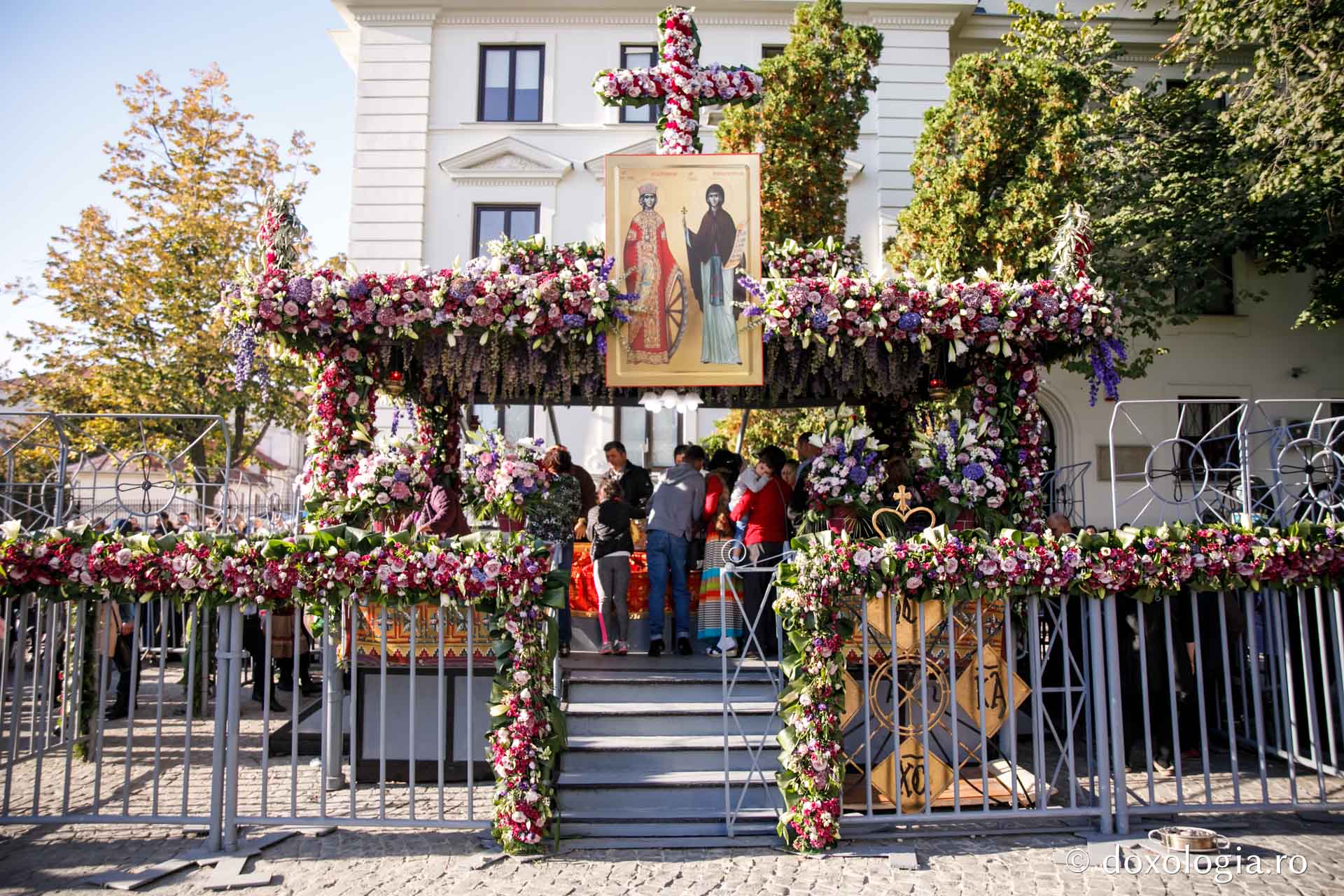 (Foto) Moaștele Sfintei Parascheva au fost așezate în Catedrala Mitropolitană din Iași