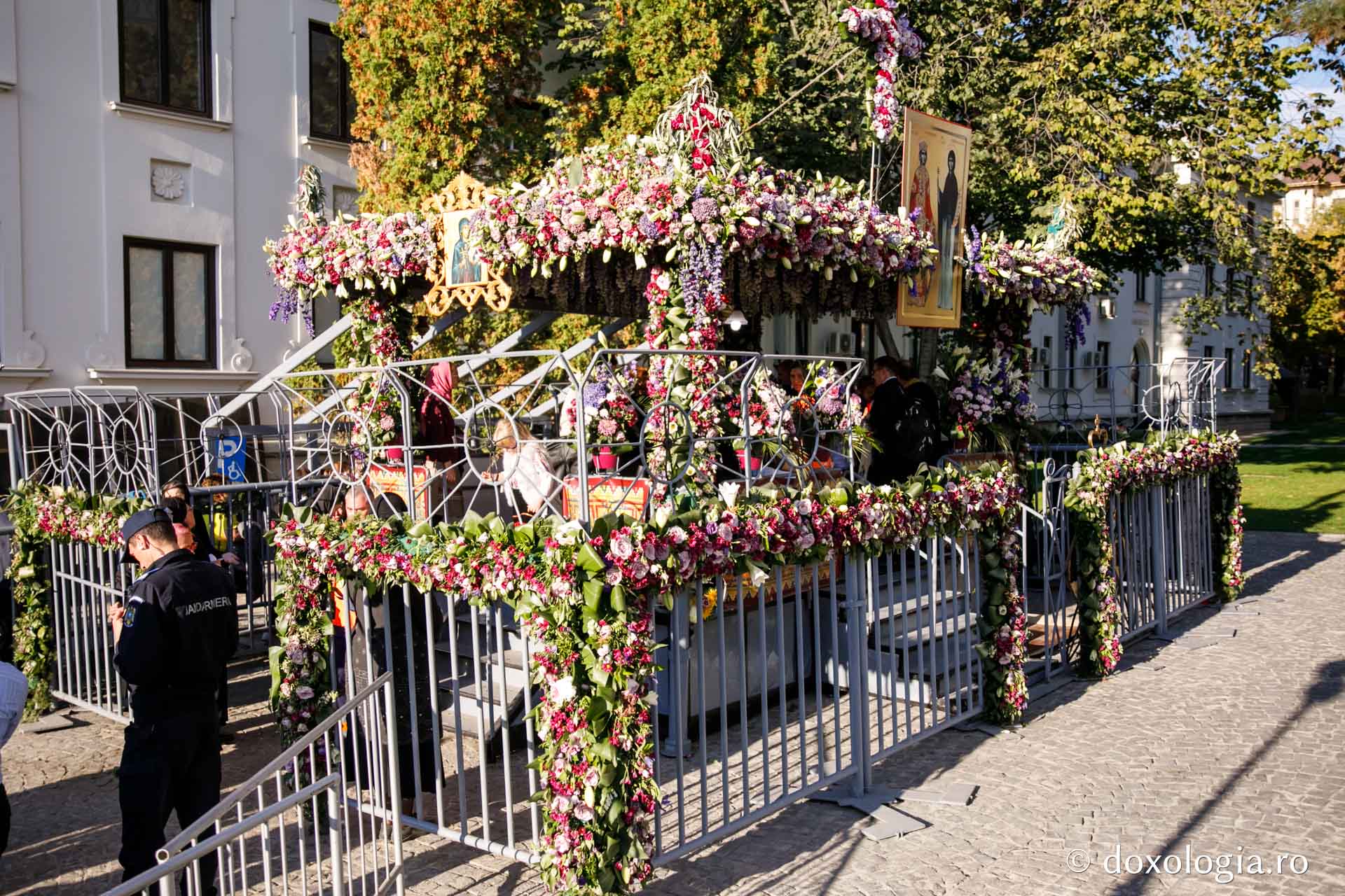 Hramul Mitropoliei Moldovei și Bucovinei la final: Moaștele Sfintei Parascheva au fost așezate în Catedrala Mitropolitană din Iași