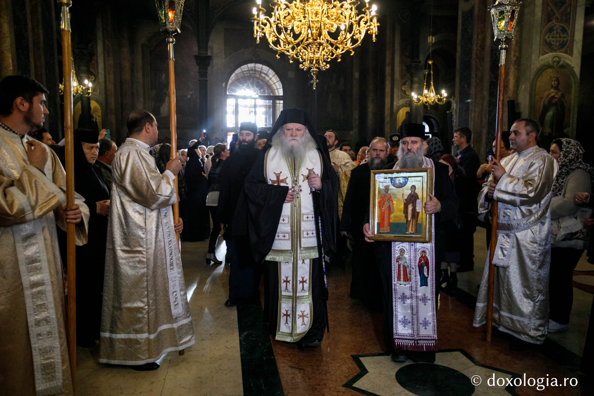 Hramul Mitropoliei Moldovei și Bucovinei la final: Moaștele Sfintei Parascheva au fost așezate în Catedrala Mitropolitană din Iași