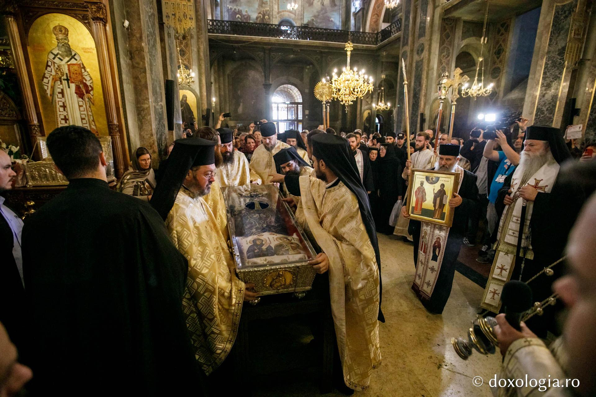 Hramul Mitropoliei Moldovei și Bucovinei la final: Moaștele Sfintei Parascheva au fost așezate în Catedrala Mitropolitană din Iași