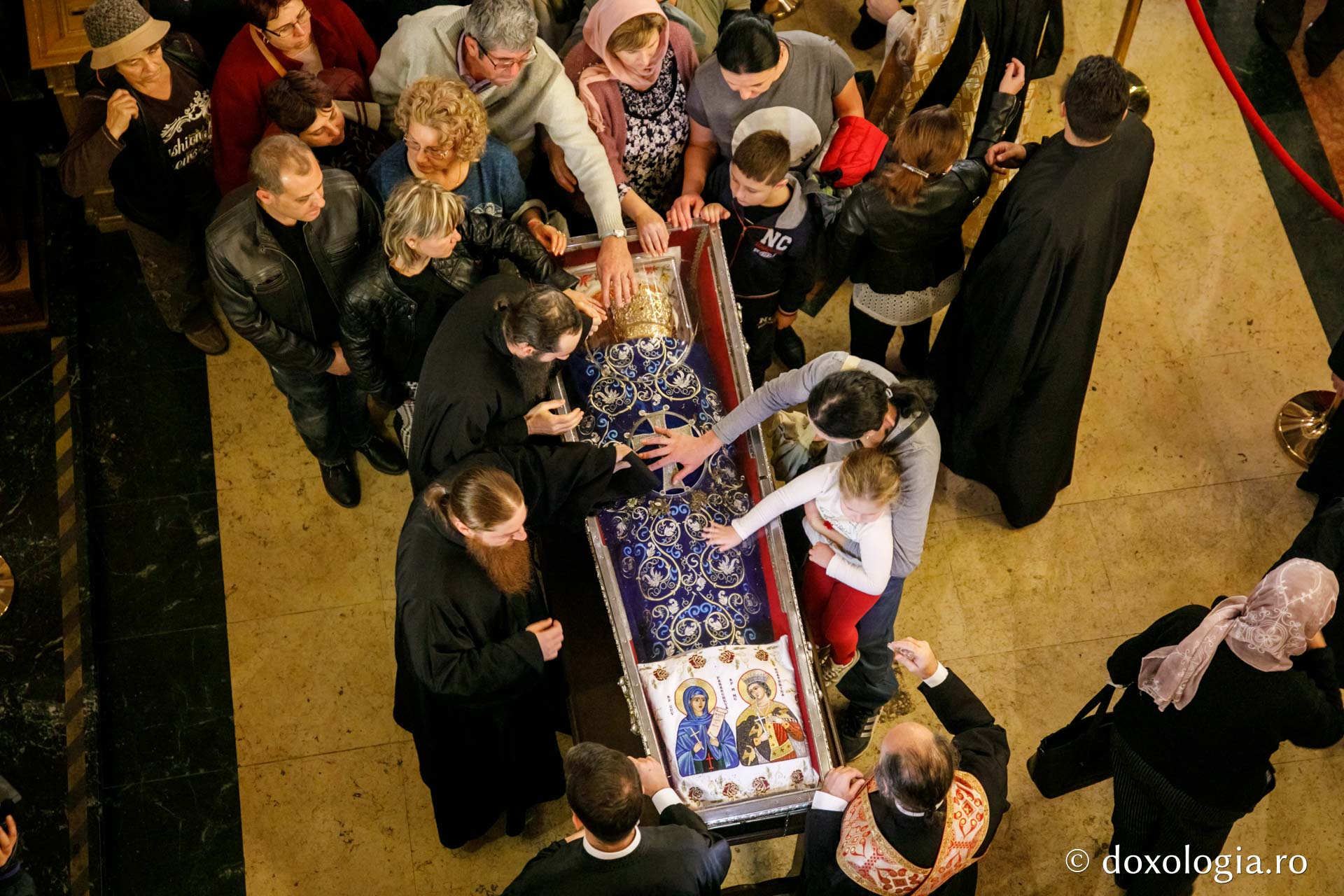 Hramul Mitropoliei Moldovei și Bucovinei la final: Moaștele Sfintei Parascheva au fost așezate în Catedrala Mitropolitană din Iași