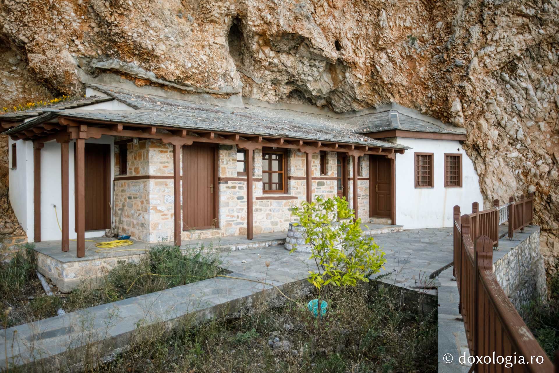 Peștera „Sfintei Treimi” din Muntele Athos