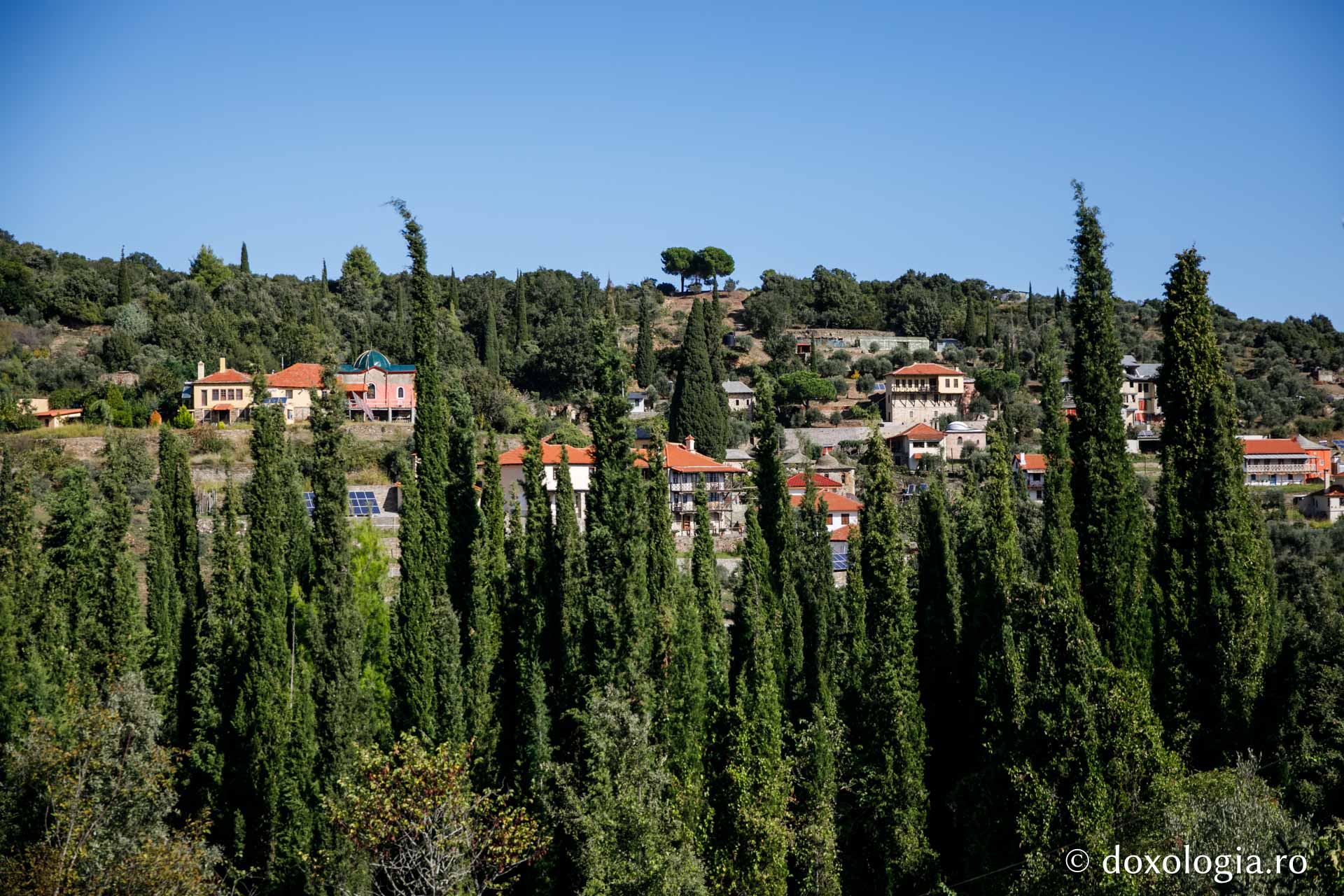 Schitul „Sfântul Pantelimon” – vedere dinspre Coliba „Panaguda” / Foto: Pr. Silviu Cluci Schitul „Sfântul Pantelimon”  – Athos