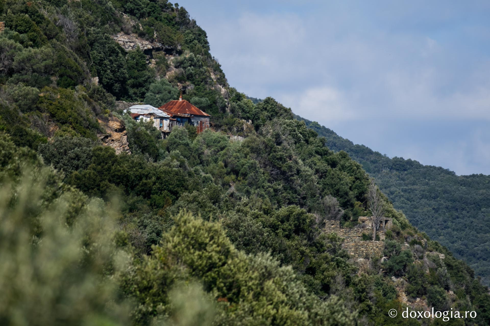 Peştera părintelui Antipa Dinescu de lângă Mănăstirea Stavronikita - înainte de restaurare / Foto: pr. Silviu Cluci Peştera părintelui Antipa Dinescu de lângă Mănăstirea Stavronikita