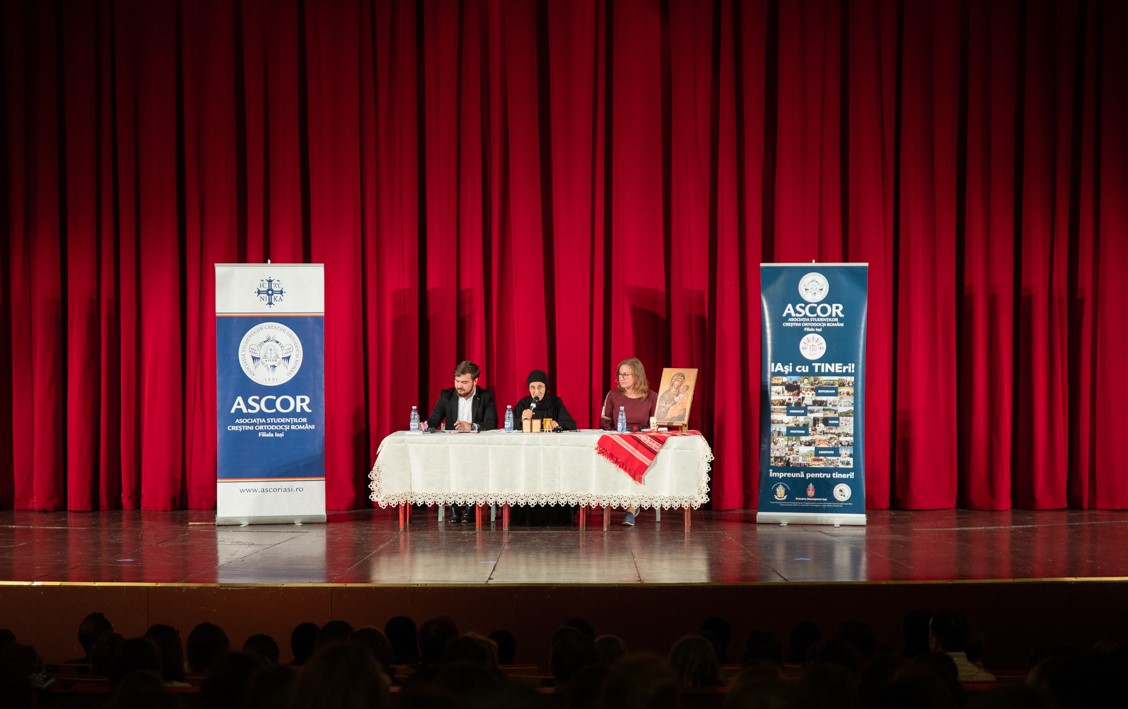 (Video) Familia în societatea de azi – Maica Siluana Vlad