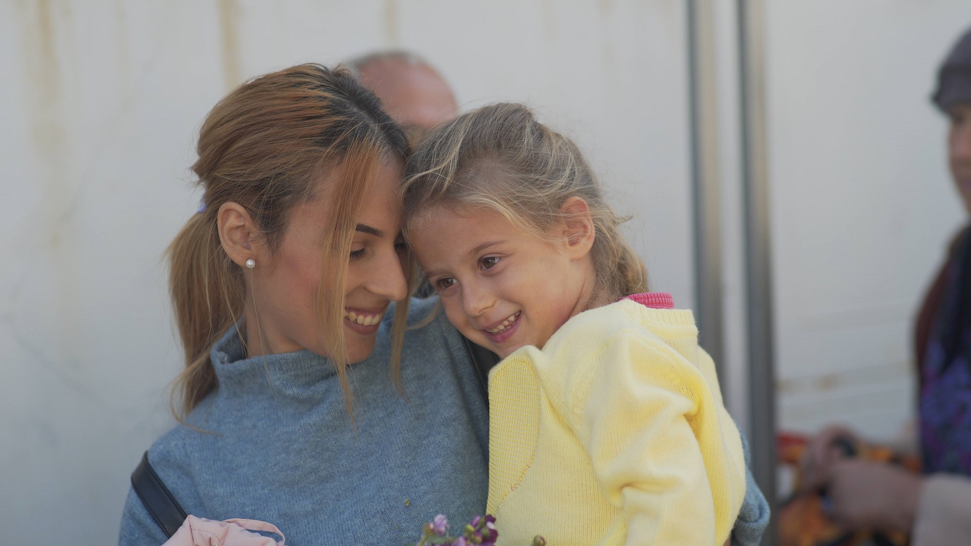 mamă cu fetița în brațe