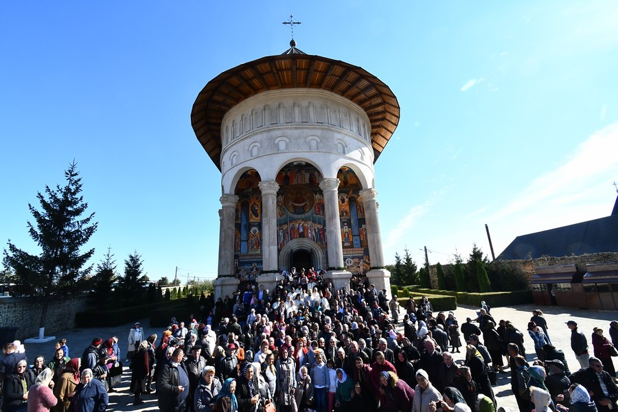 „Românii au simţit mereu ajutorul Maicii Domnului”