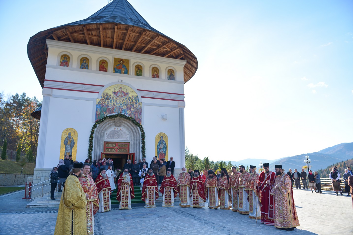Foto: Alex Atudori Hram la Mănăstirea Pângărați: „Să viețuim în această lume cât mai aproape de rădăcina Evangheliei și de tinda Bisericii”