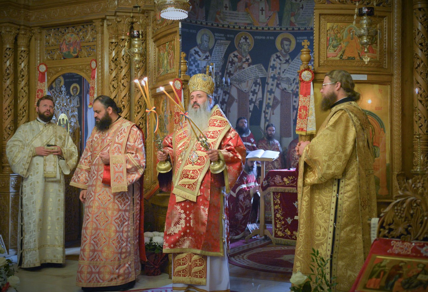 Foto: Alex Atudori Hram la Mănăstirea Pângărați: „Să viețuim în această lume cât mai aproape de rădăcina Evangheliei și de tinda Bisericii”