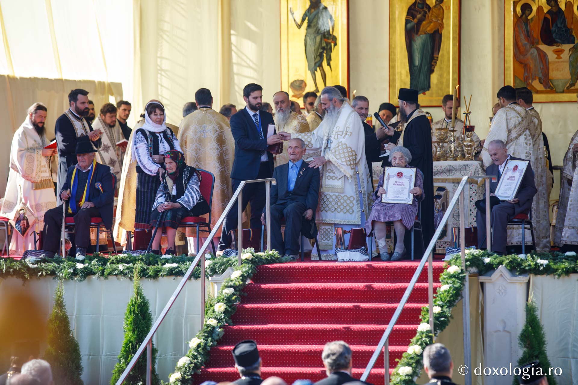 De o seamă cu Unirea: Cinci români au primit cea mai înaltă distincție a MMB, „Crucea Moldavă” pentru mireni