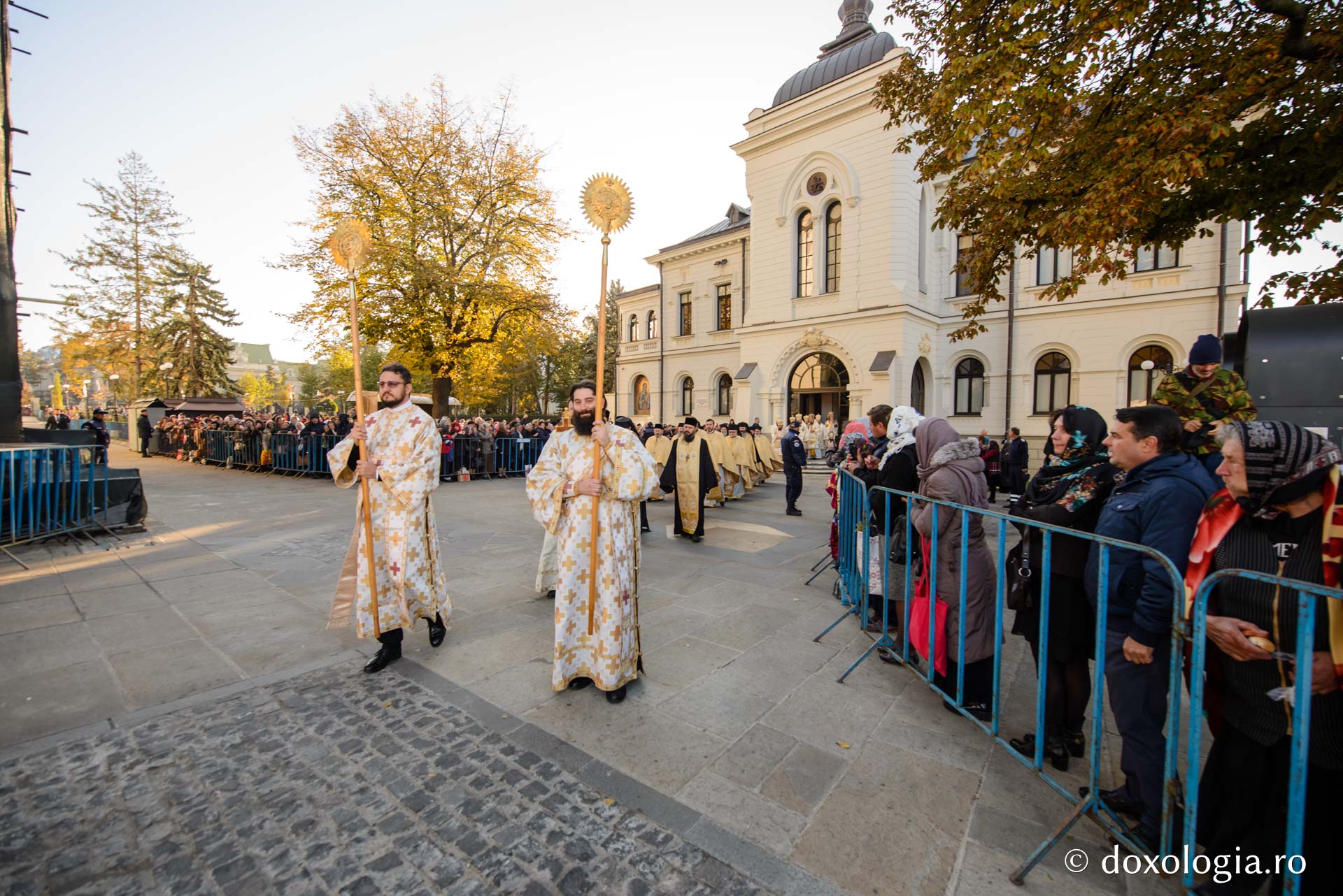 (Foto) Închinarea soborului de ierarhi slujitori la Sfânta Liturghie a hramului Sfintei Parascheva
