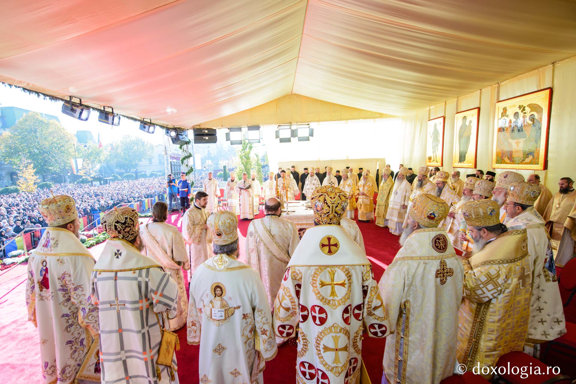(Foto) Zi de mare sărbătoare – Sfânta Liturghie a hramului Cuvioasei Parascheva
