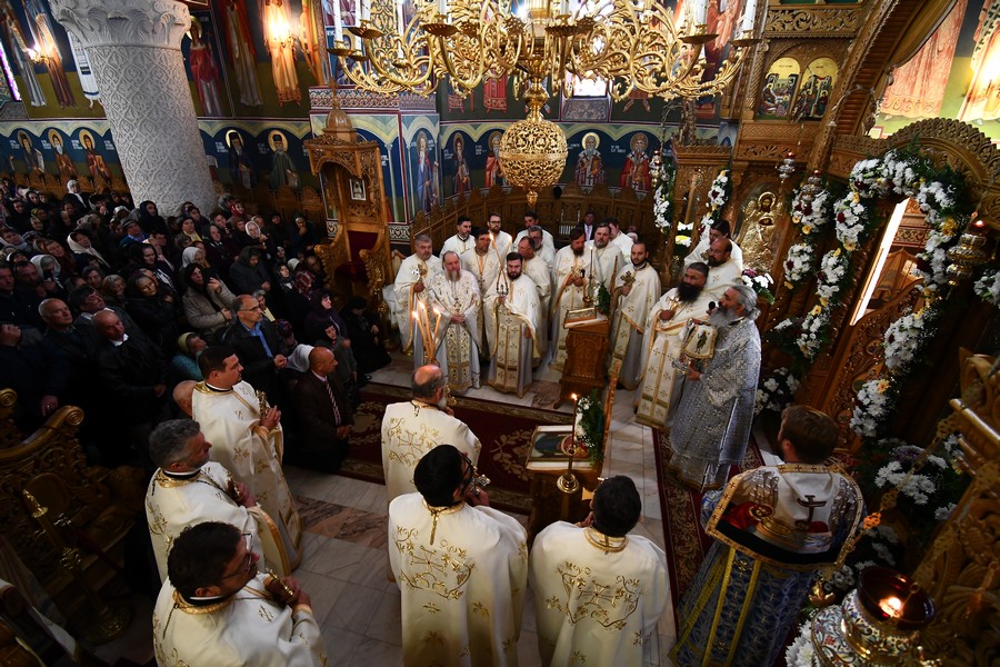 „Românii au simţit mereu ajutorul Maicii Domnului”