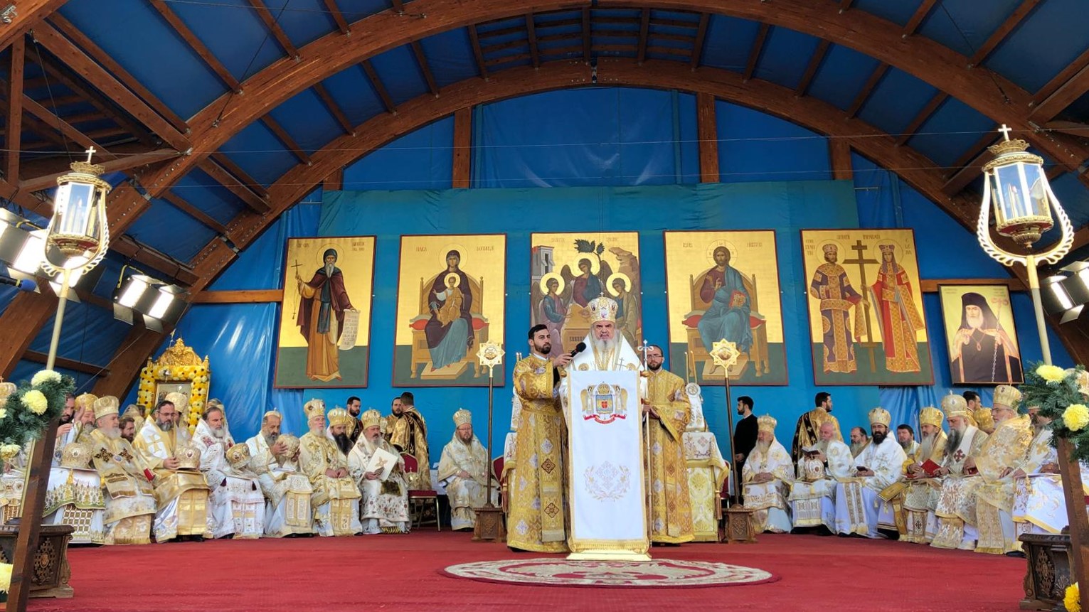 Mii de credincioși s-au rugat la Sfânta Liturghie, de Hramul Catedralei Patriarhale