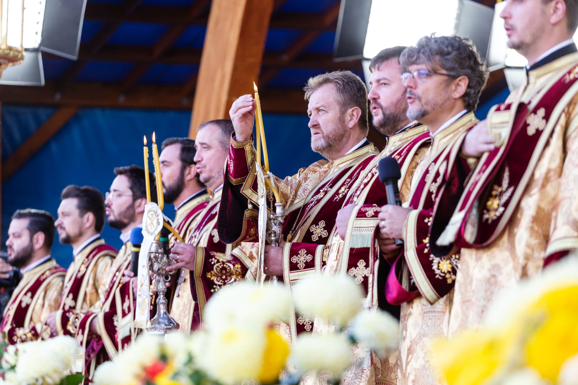 Mii de credincioși s-au rugat la Sfânta Liturghie, de Hramul Catedralei Patriarhale