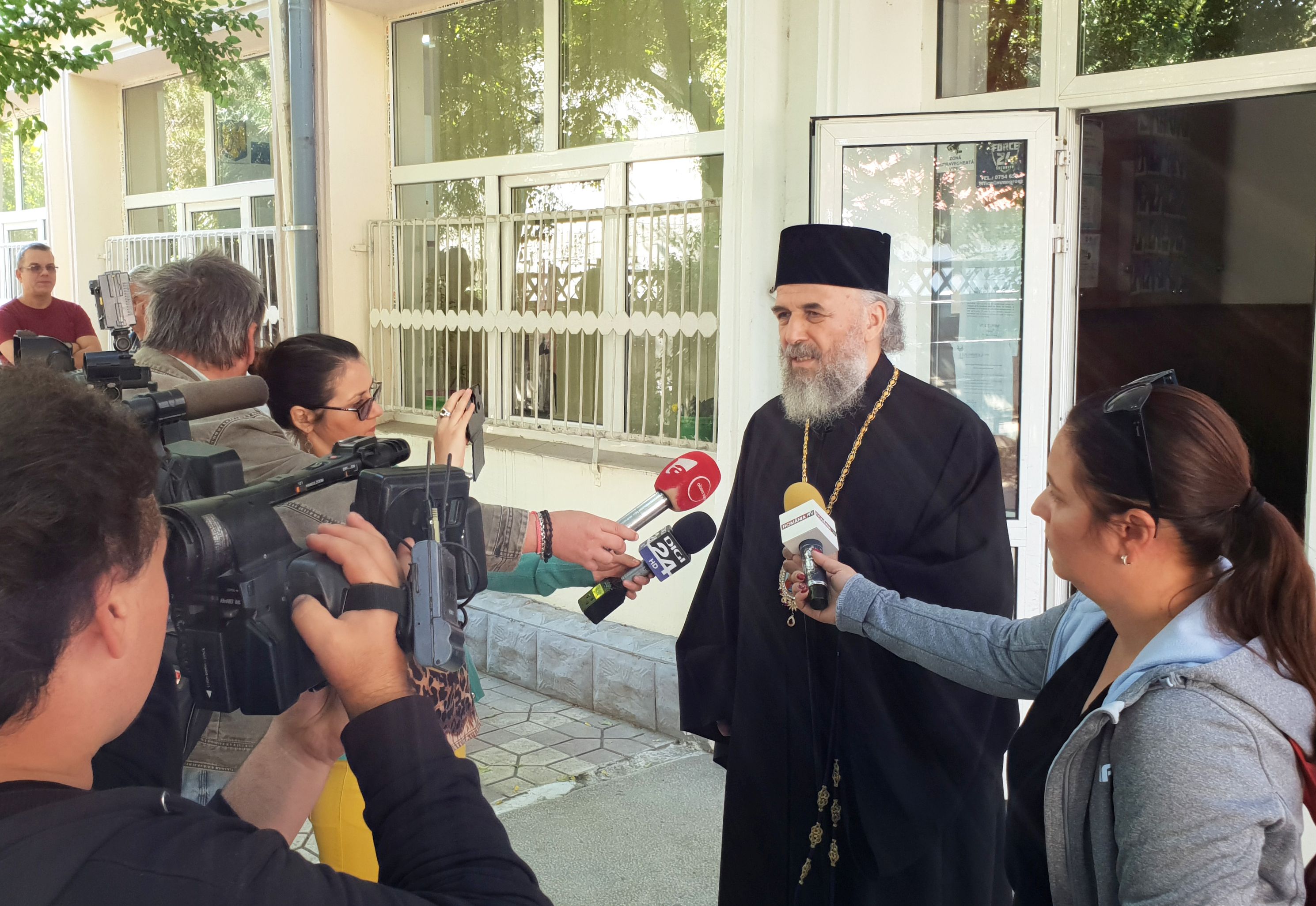 (Referendum) Ierarhii români participă la vot